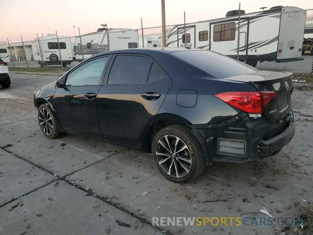 2 fotografías del automóvil dañado 5YFBURHE0KP888419 TOYOTA COROLLA 2019