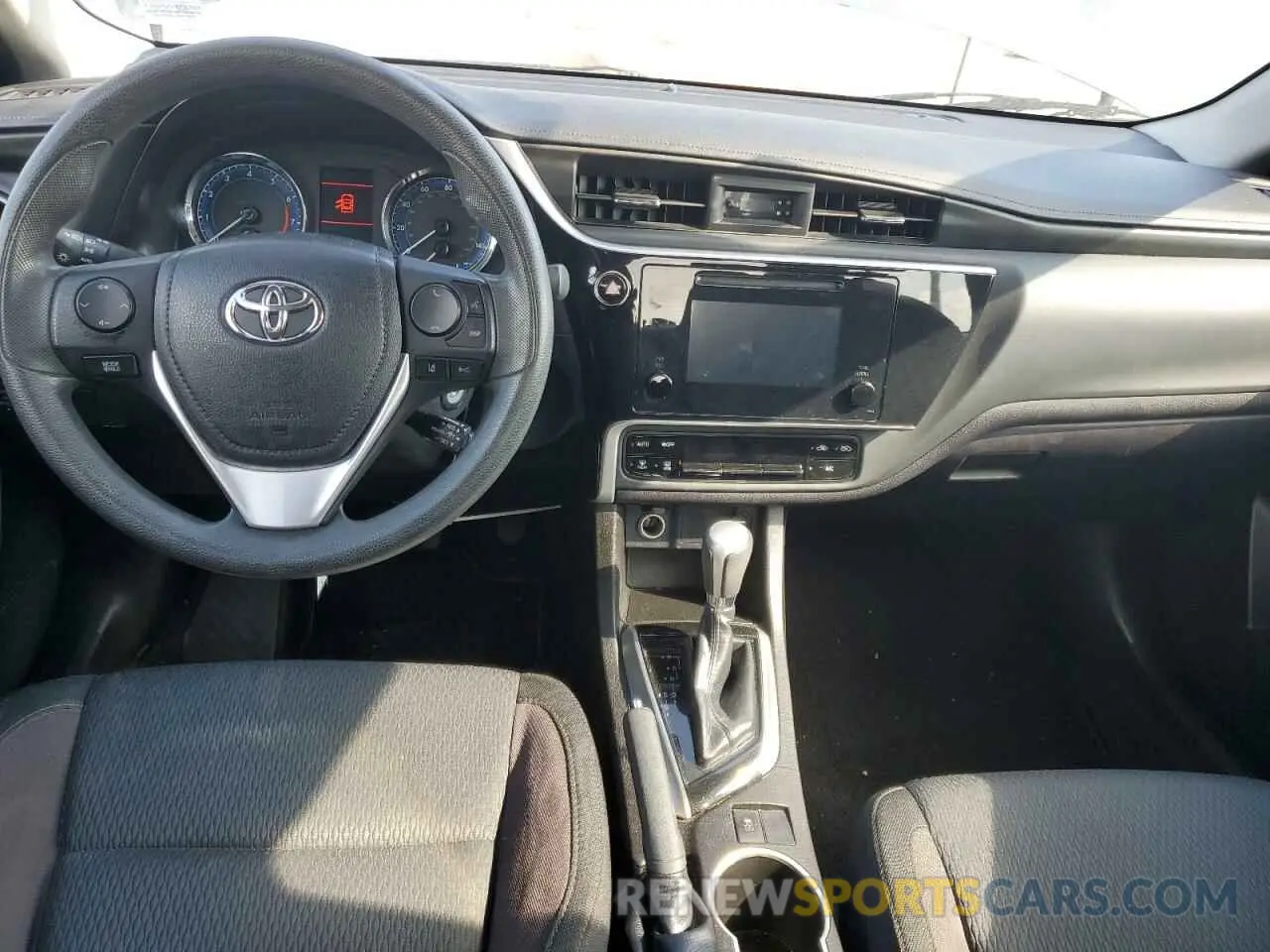 8 fotografías del automóvil dañado 5YFBURHE0KP888677 TOYOTA COROLLA 2019