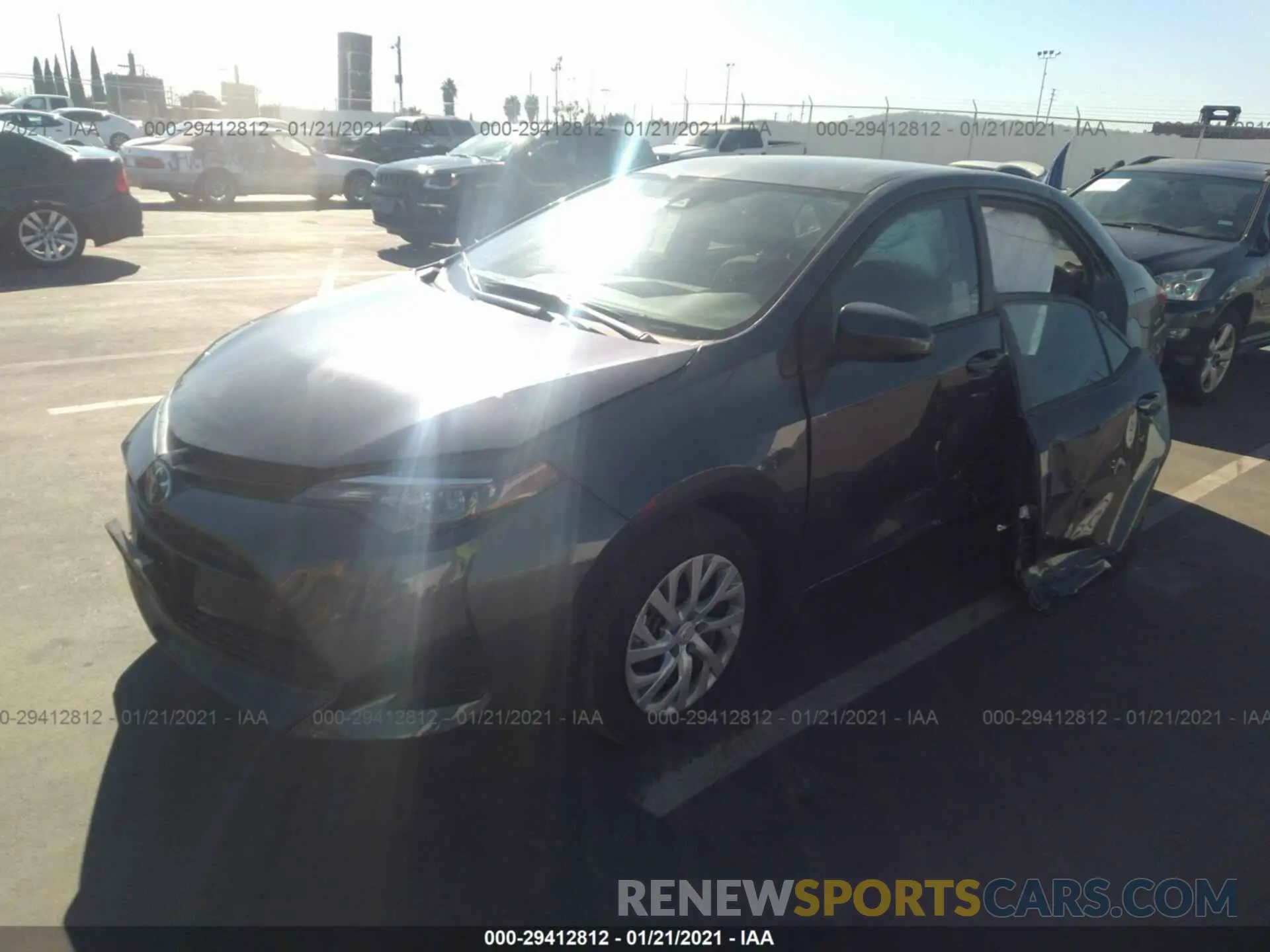 2 fotografías del automóvil dañado 5YFBURHE0KP923816 TOYOTA COROLLA 2019
