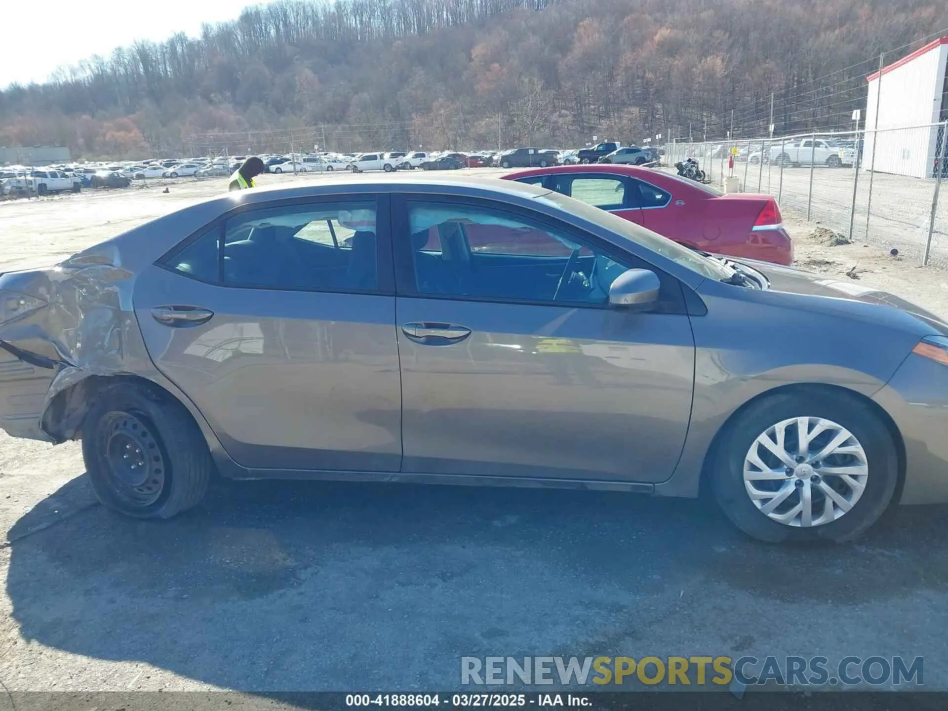 13 fotografías del automóvil dañado 5YFBURHE1KP905180 TOYOTA COROLLA 2019