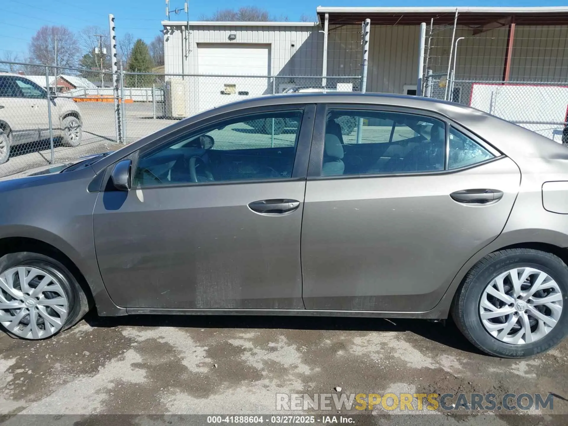 14 fotografías del automóvil dañado 5YFBURHE1KP905180 TOYOTA COROLLA 2019