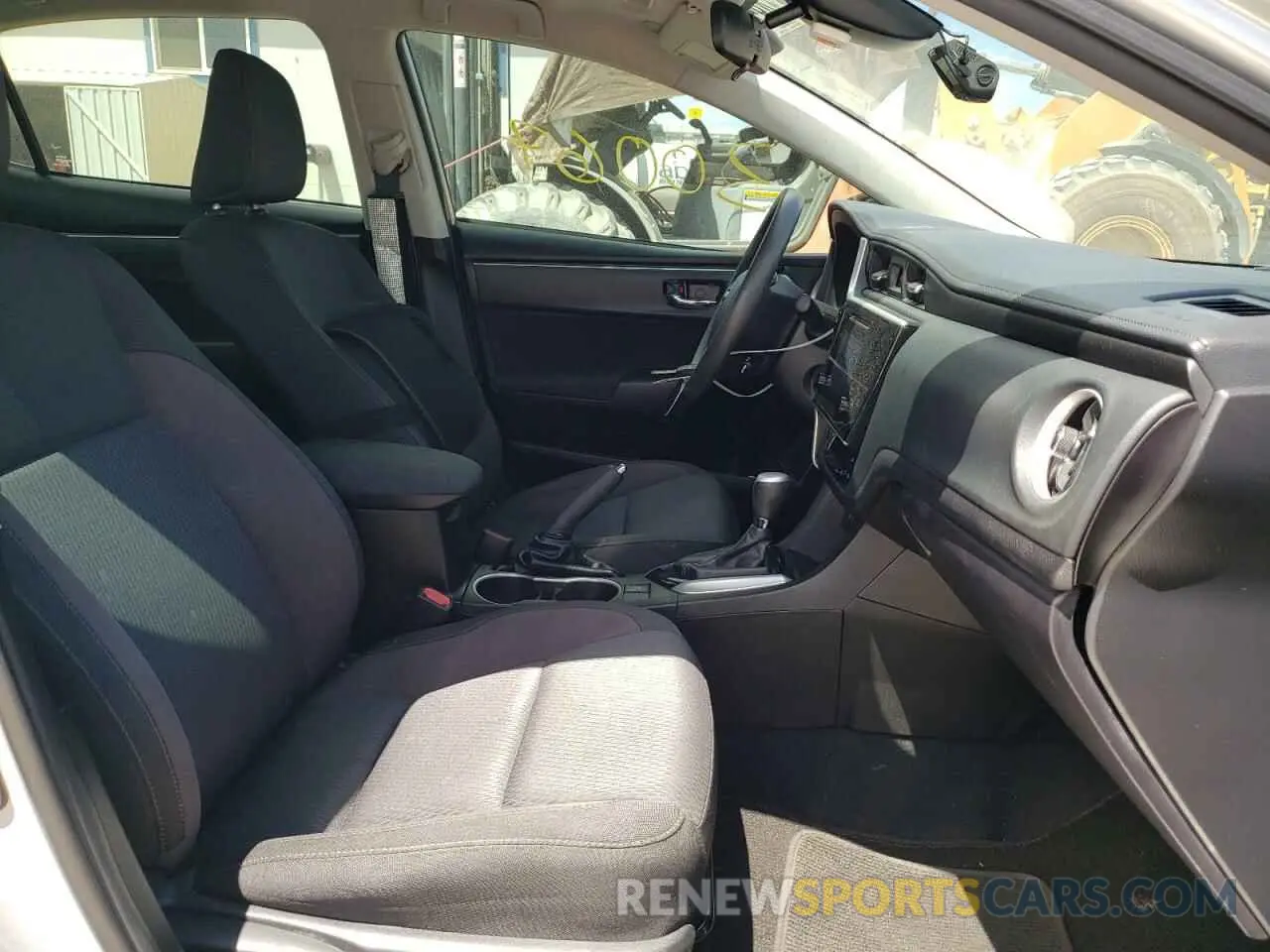 5 fotografías del automóvil dañado 5YFBURHE1KP905776 TOYOTA COROLLA 2019