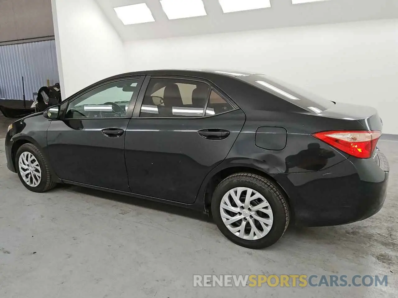 2 fotografías del automóvil dañado 5YFBURHE1KP940866 TOYOTA COROLLA 2019