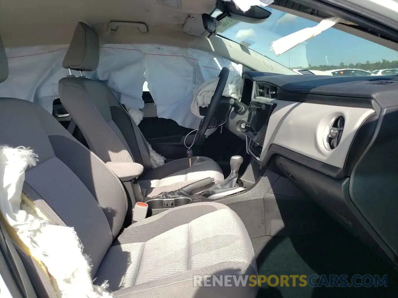 5 fotografías del automóvil dañado 5YFBURHE3KP883179 TOYOTA COROLLA 2019