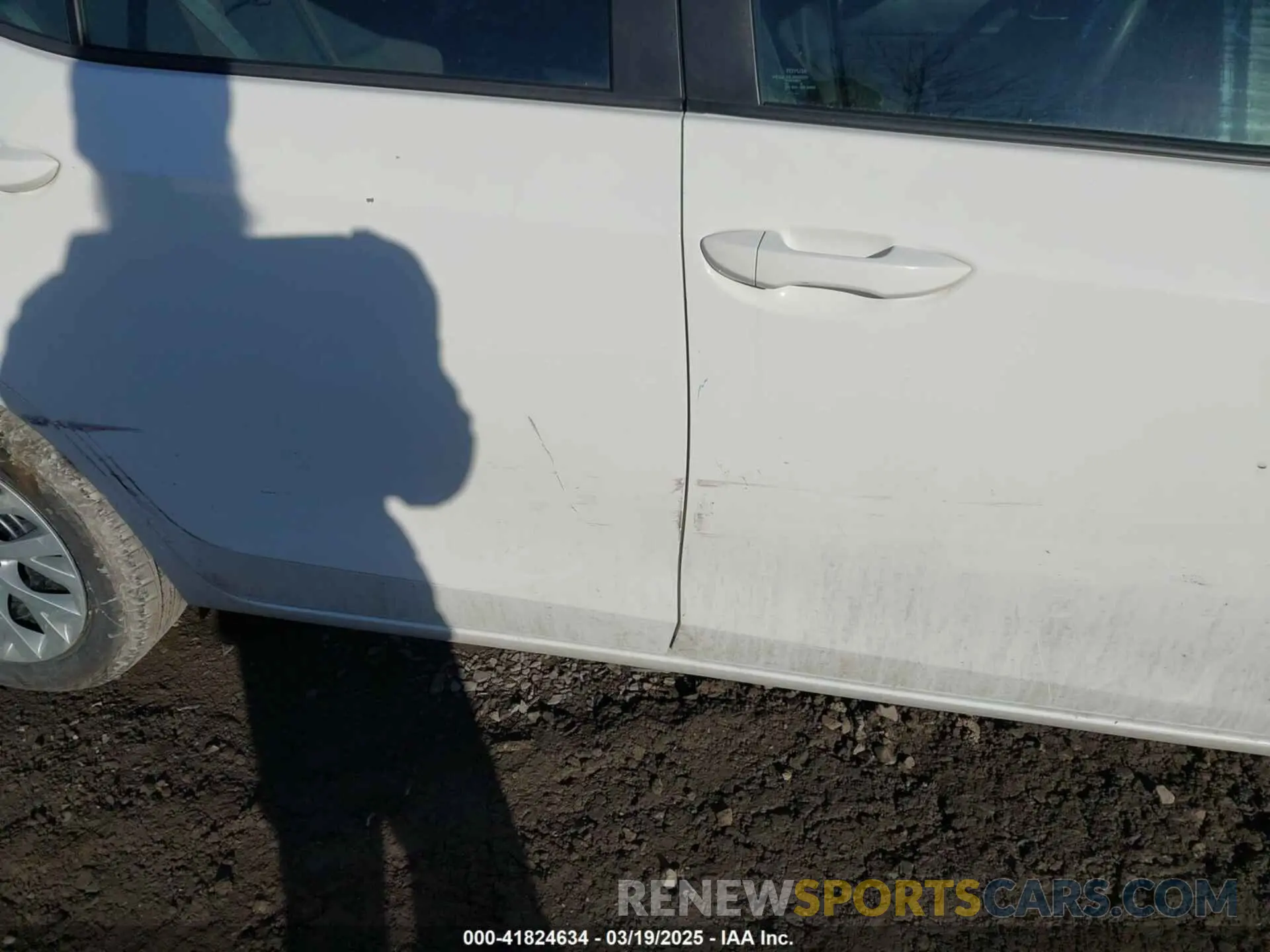18 fotografías del automóvil dañado 5YFBURHE3KP937225 TOYOTA COROLLA 2019