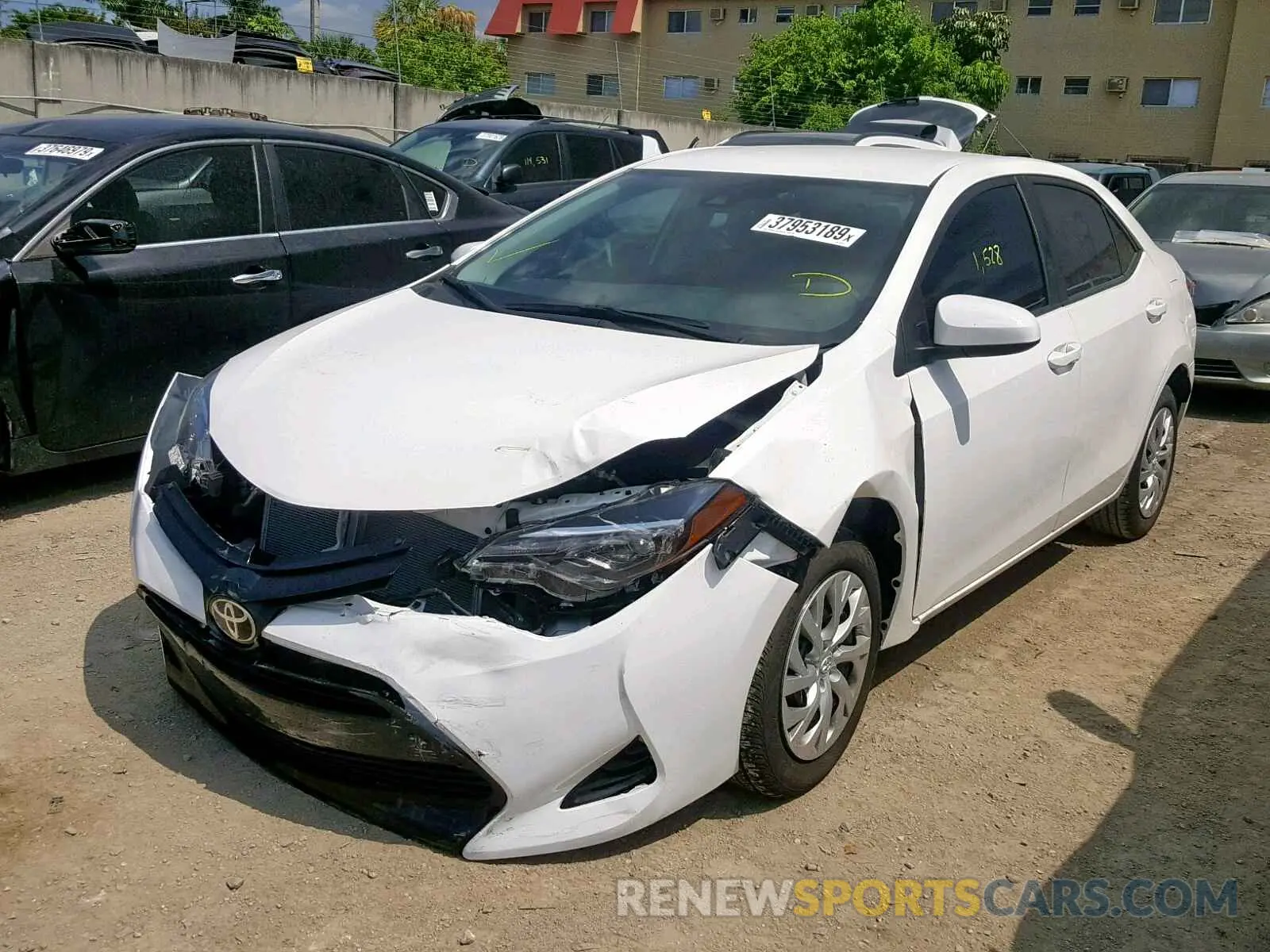 2 fotografías del automóvil dañado 5YFBURHE3KP943574 TOYOTA COROLLA 2019