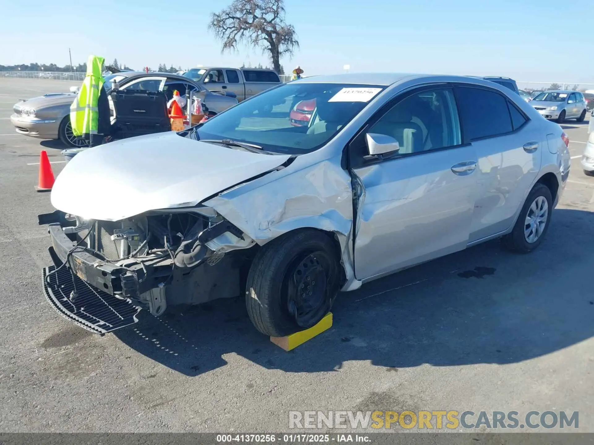 2 fotografías del automóvil dañado 5YFBURHE4KP857528 TOYOTA COROLLA 2019