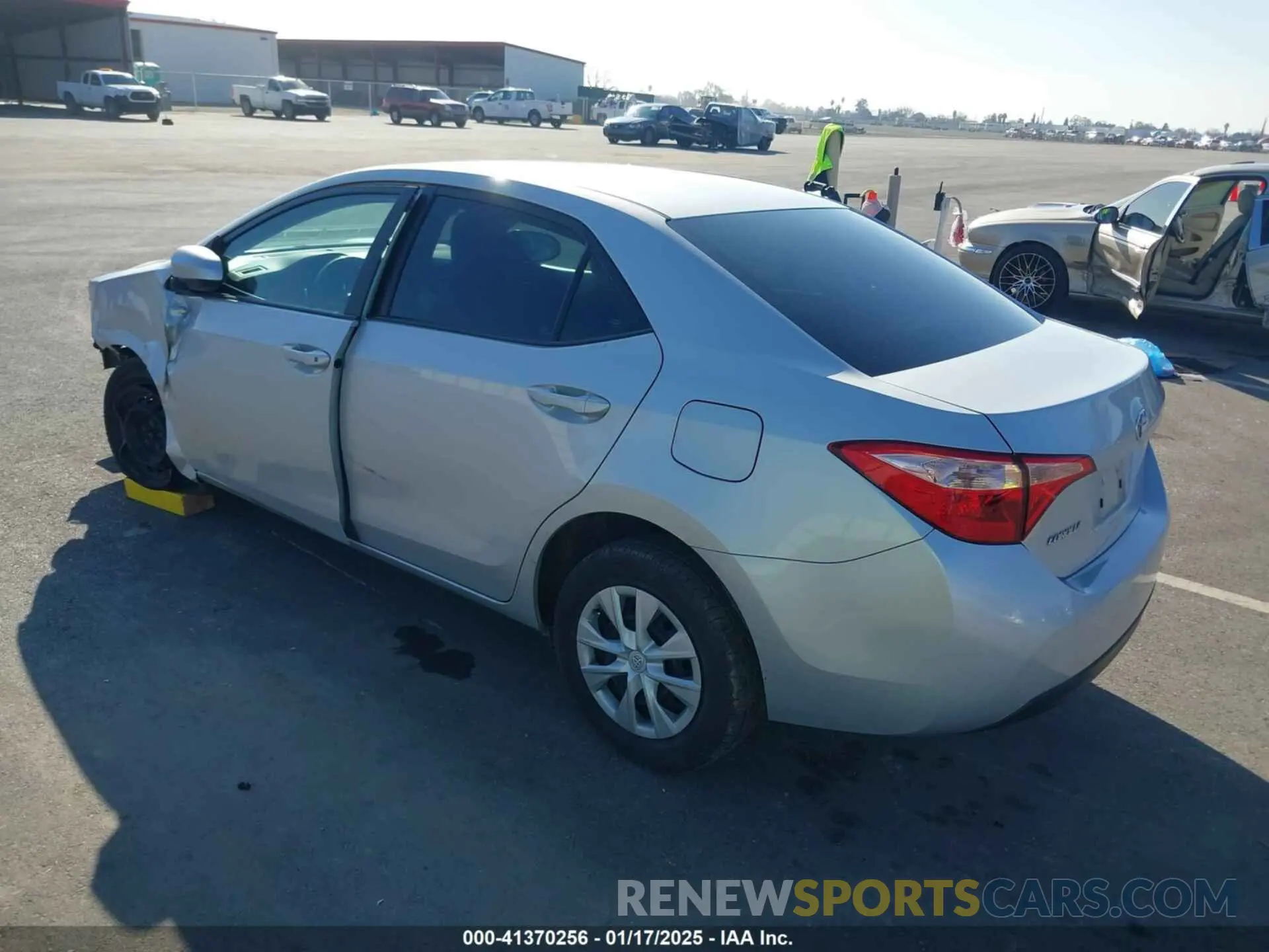 3 fotografías del automóvil dañado 5YFBURHE4KP857528 TOYOTA COROLLA 2019