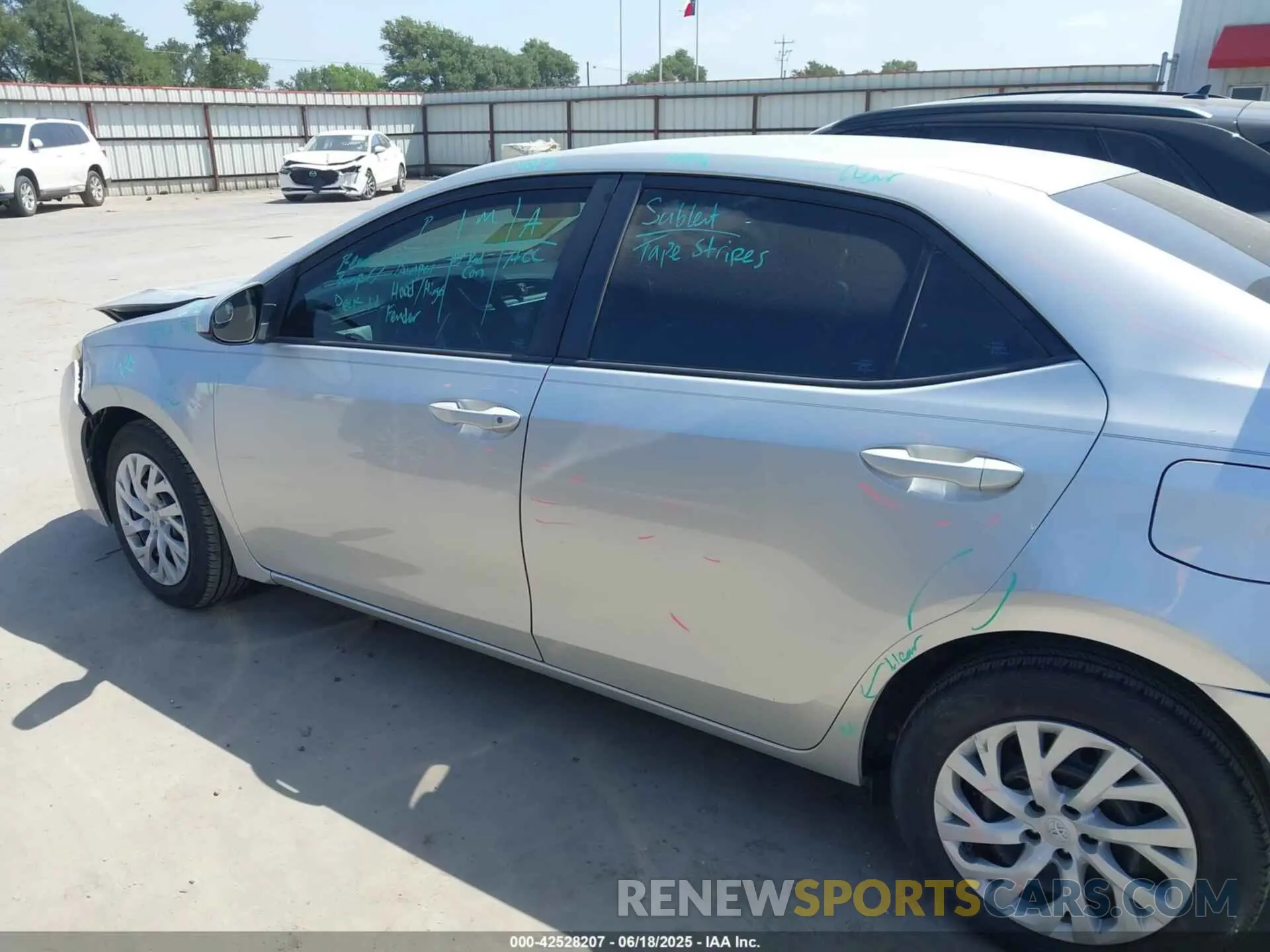 14 fotografías del automóvil dañado 5YFBURHE4KP881845 TOYOTA COROLLA 2019