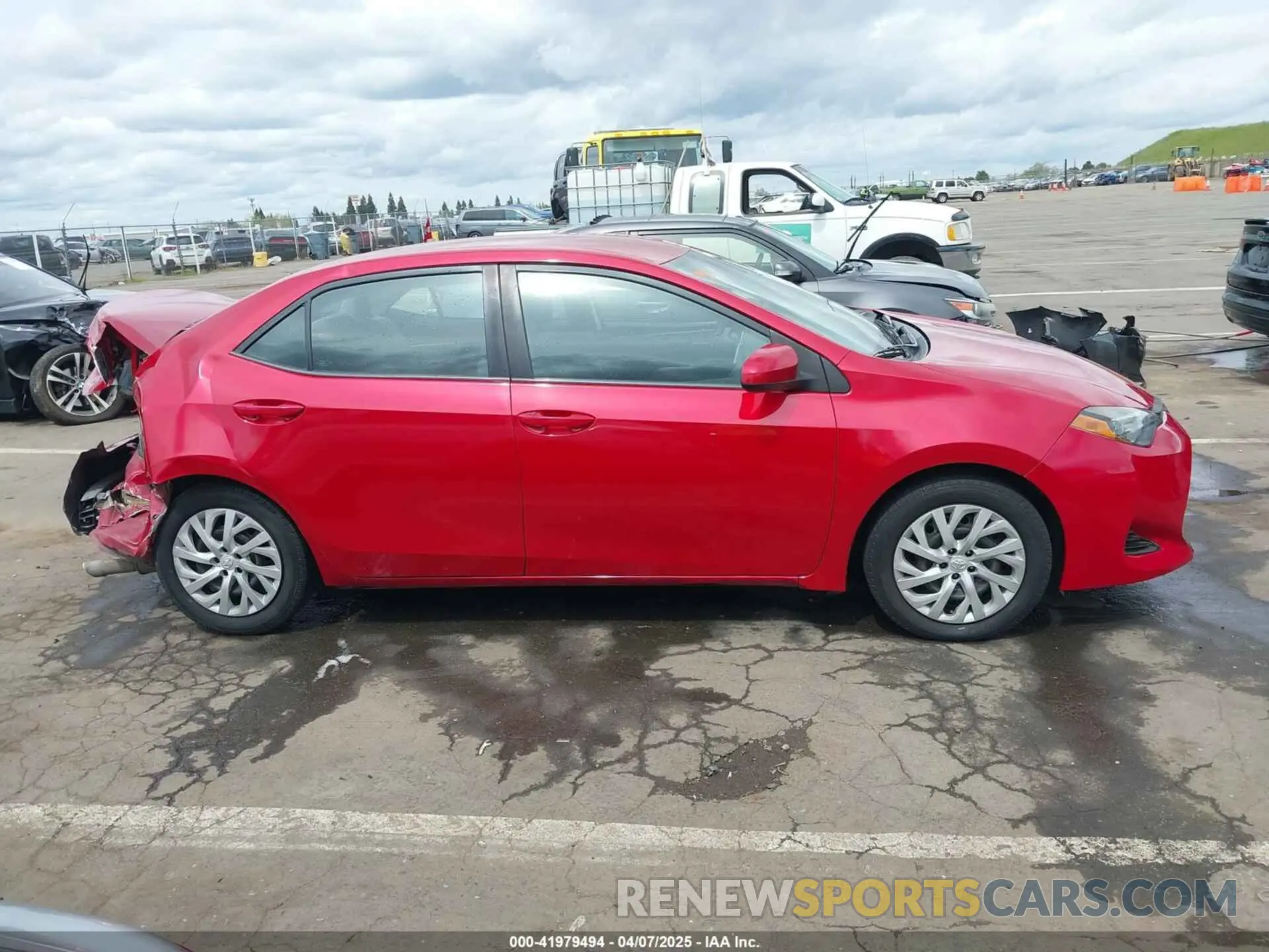 12 fotografías del automóvil dañado 5YFBURHE4KP883871 TOYOTA COROLLA 2019