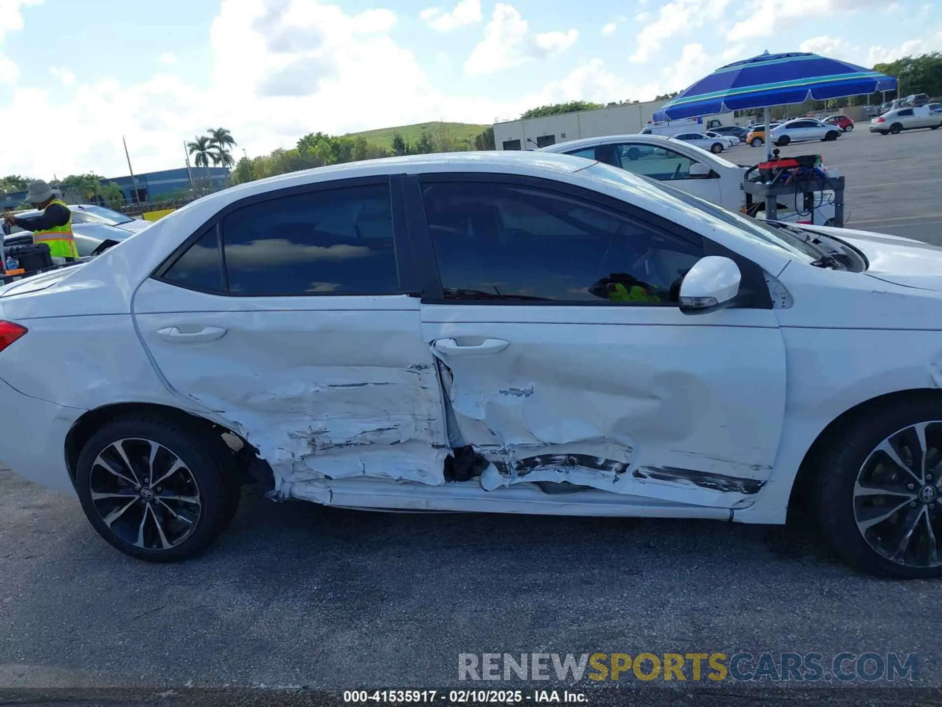 14 fotografías del automóvil dañado 5YFBURHE4KP887807 TOYOTA COROLLA 2019
