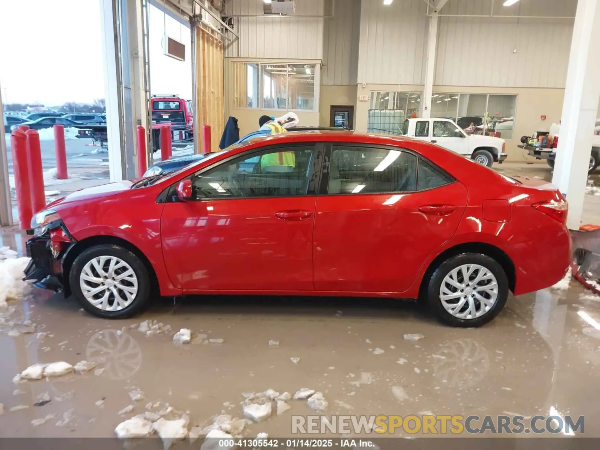 14 fotografías del automóvil dañado 5YFBURHE4KP913645 TOYOTA COROLLA 2019
