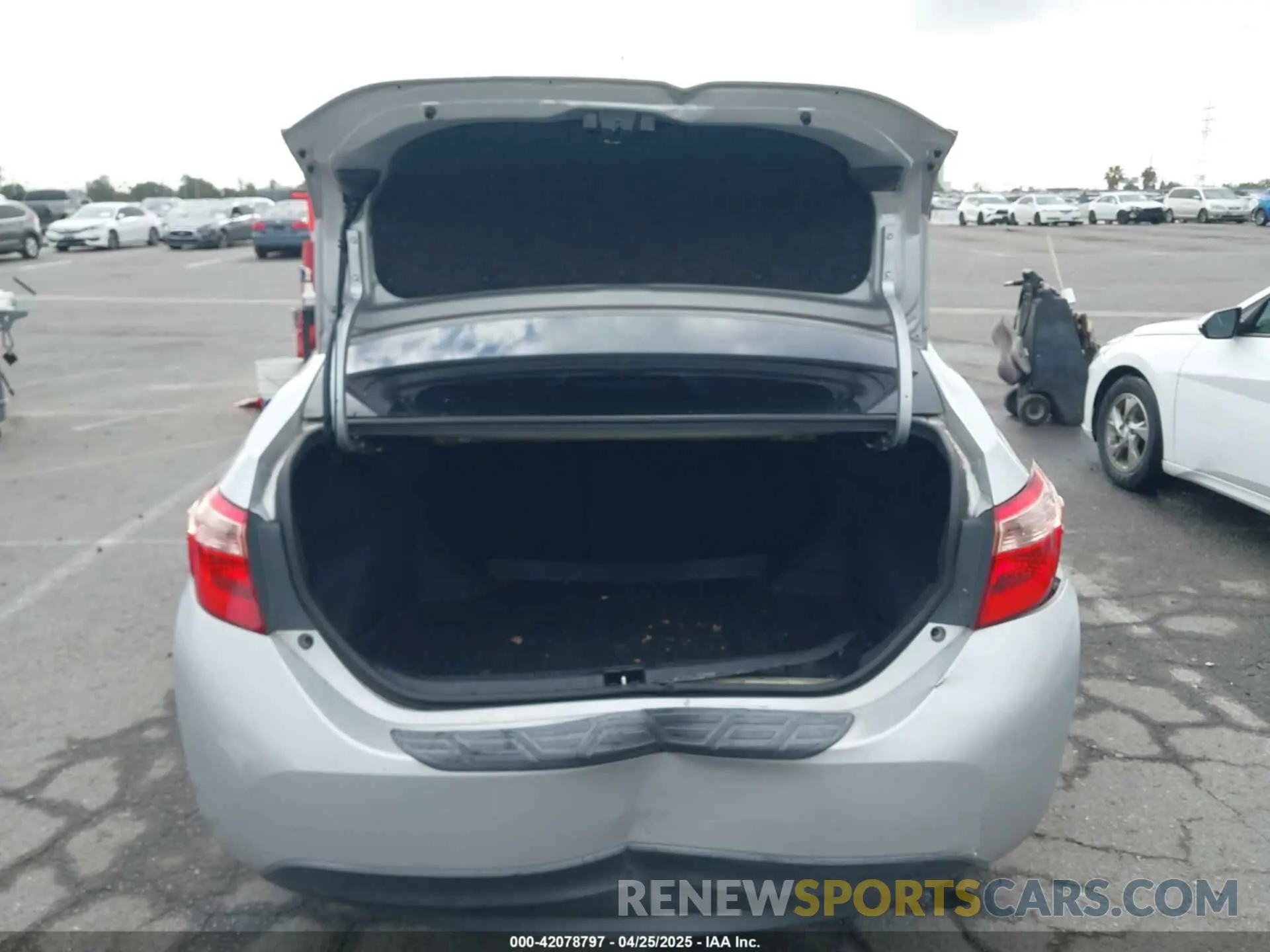 16 fotografías del automóvil dañado 5YFBURHE4KP929909 TOYOTA COROLLA 2019