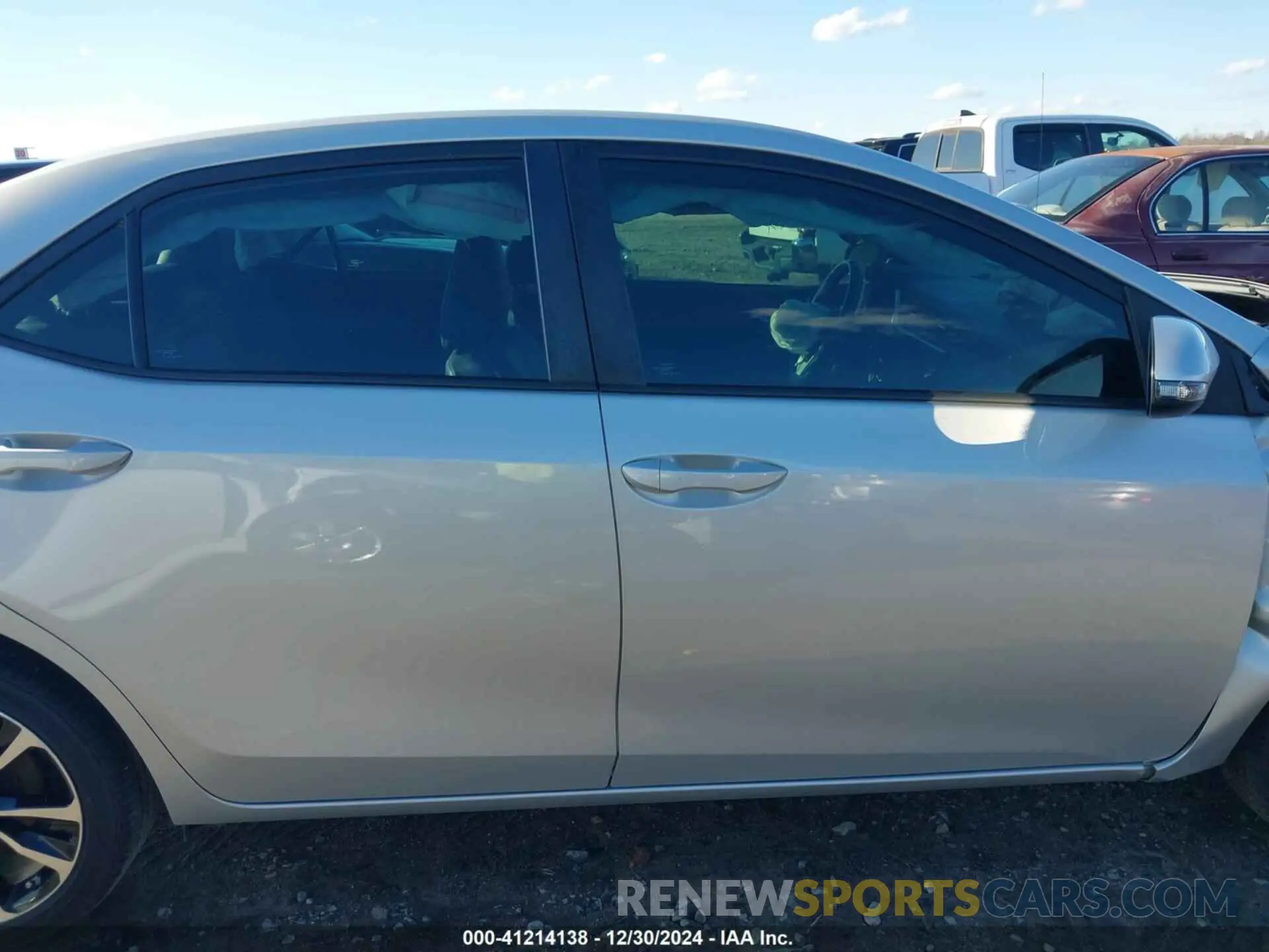 14 fotografías del automóvil dañado 5YFBURHE5KP912424 TOYOTA COROLLA 2019