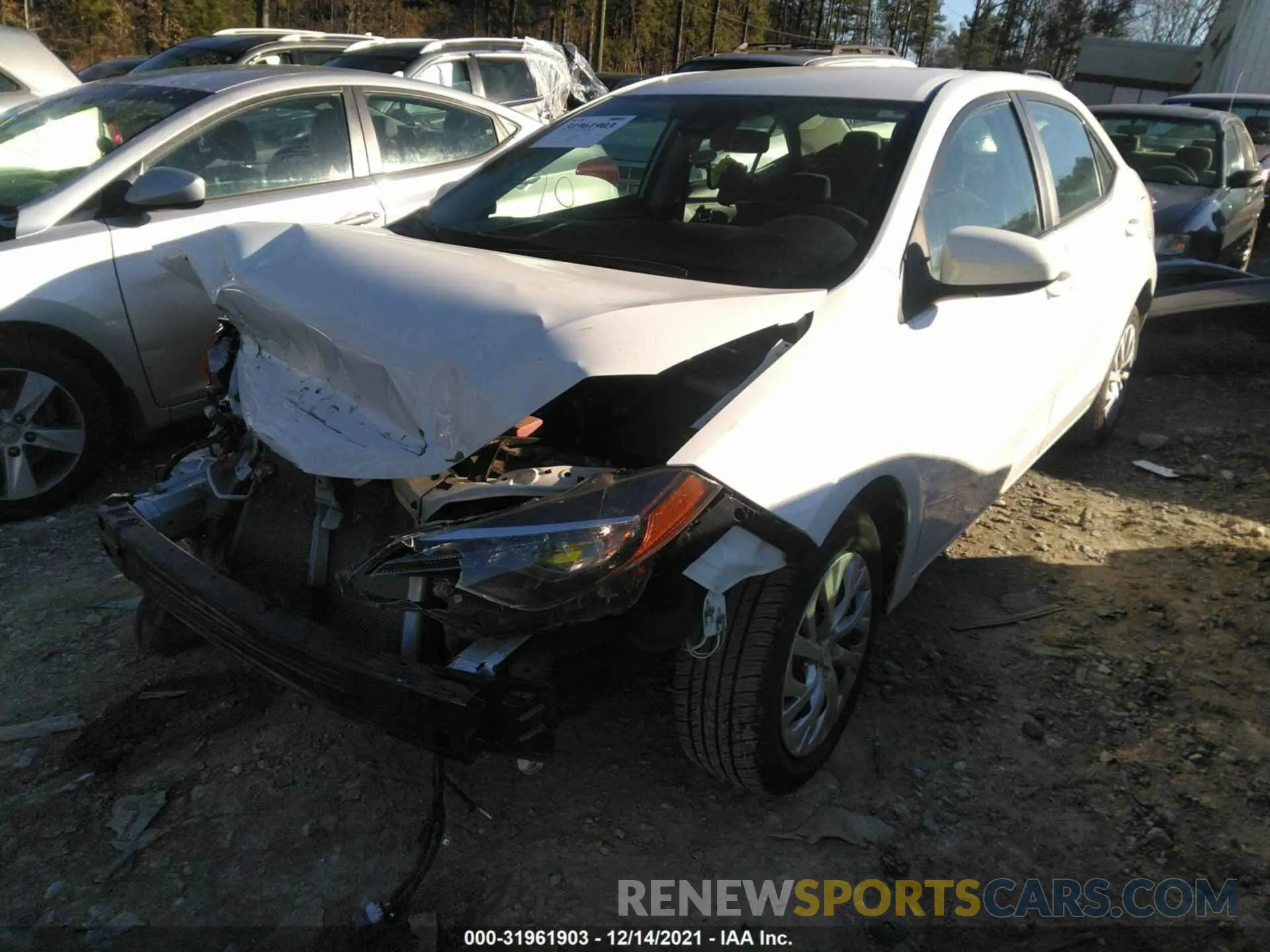 2 fotografías del automóvil dañado 5YFBURHE5KP939493 TOYOTA COROLLA 2019