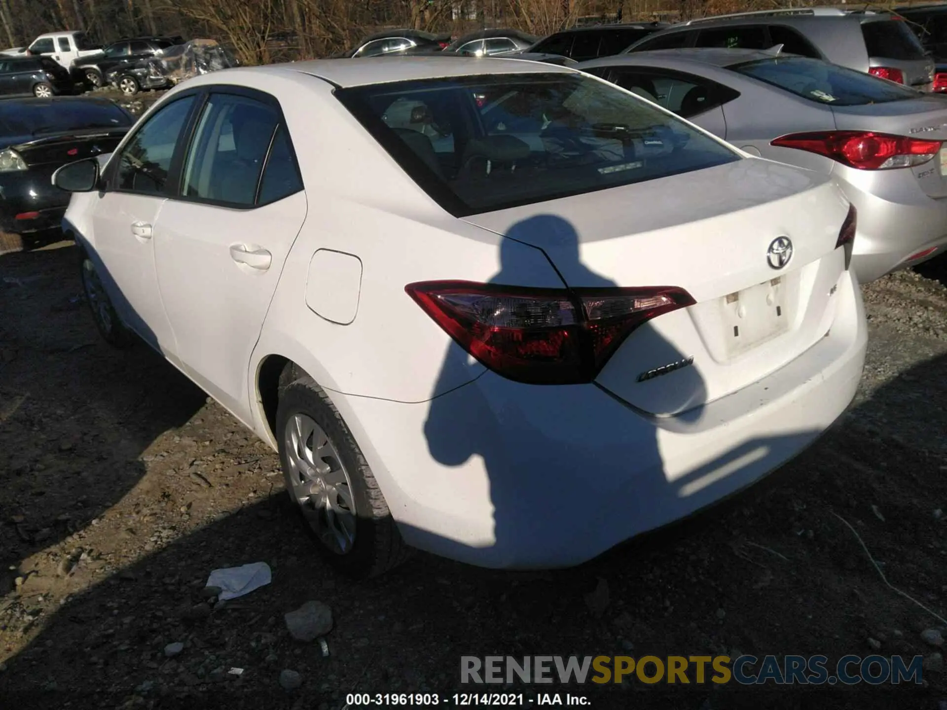 3 fotografías del automóvil dañado 5YFBURHE5KP939493 TOYOTA COROLLA 2019