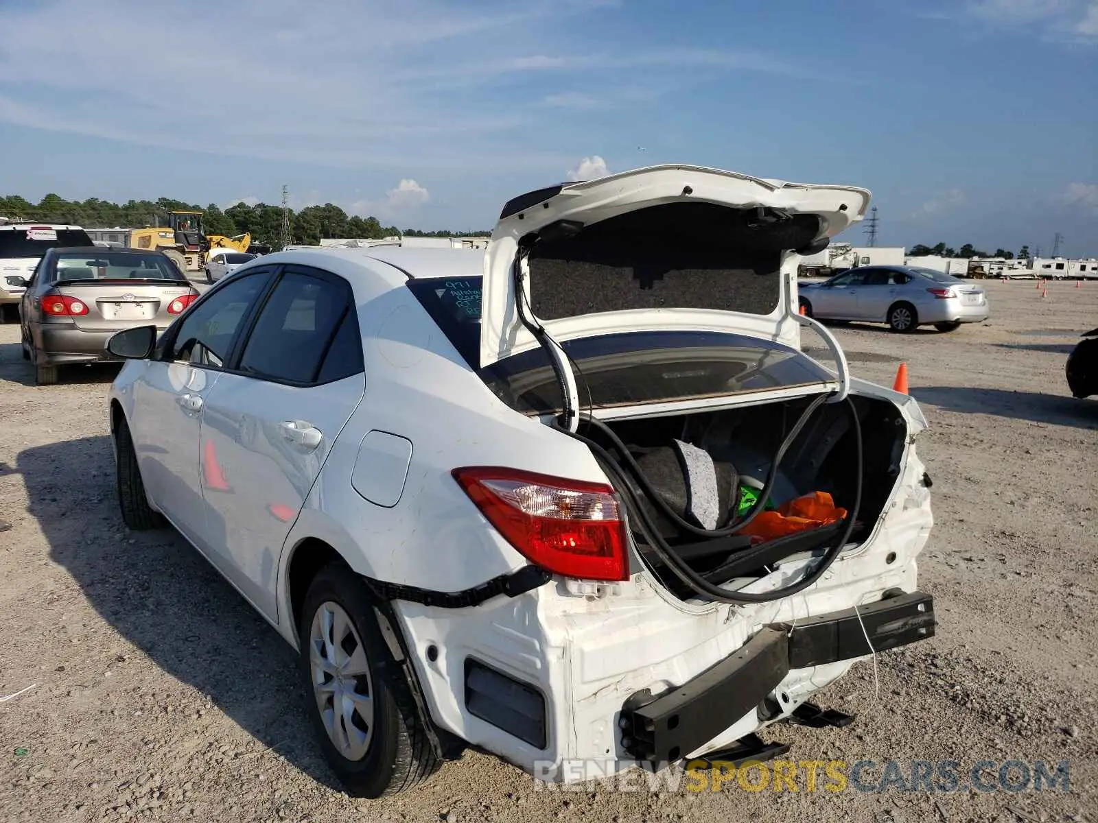 3 fotografías del automóvil dañado 5YFBURHE6KP861144 TOYOTA COROLLA 2019