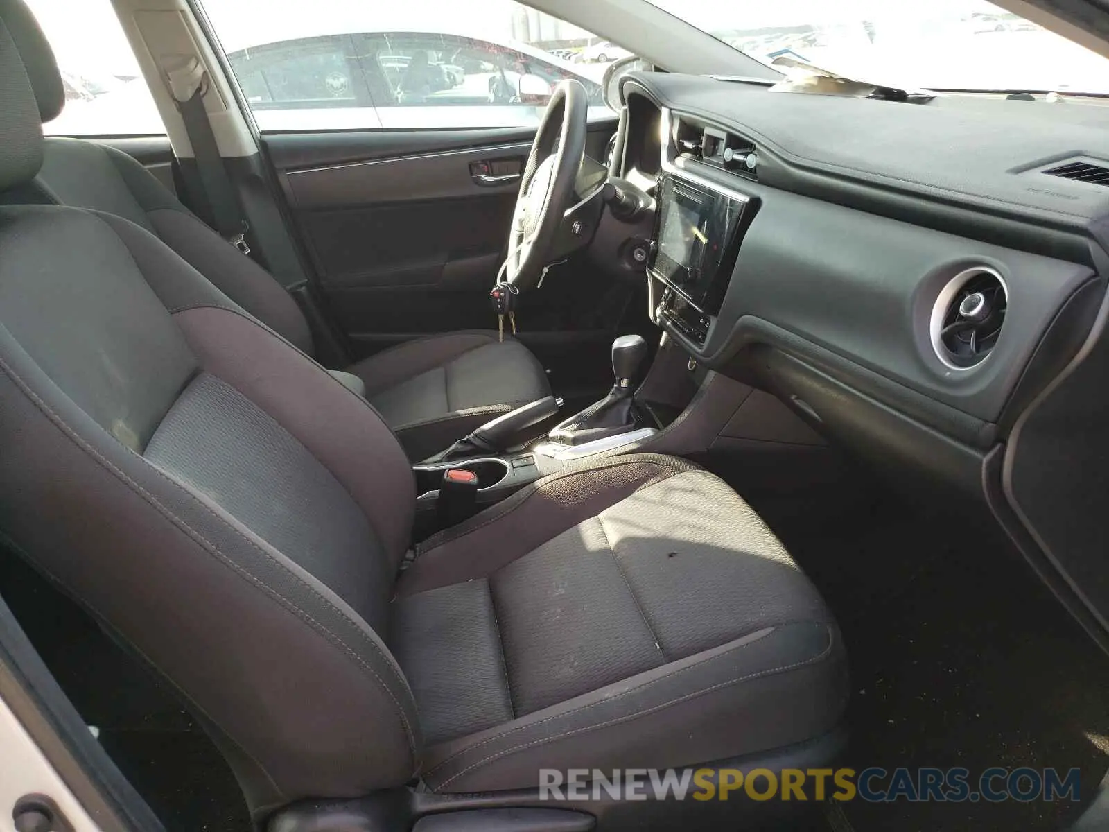 5 fotografías del automóvil dañado 5YFBURHE6KP887064 TOYOTA COROLLA 2019