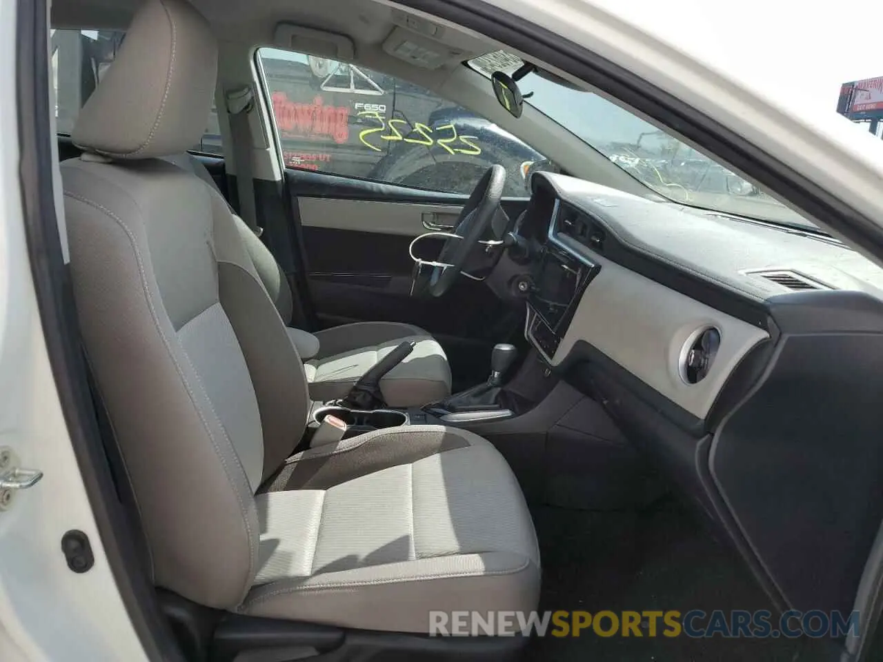 5 fotografías del automóvil dañado 5YFBURHE6KP947554 TOYOTA COROLLA 2019
