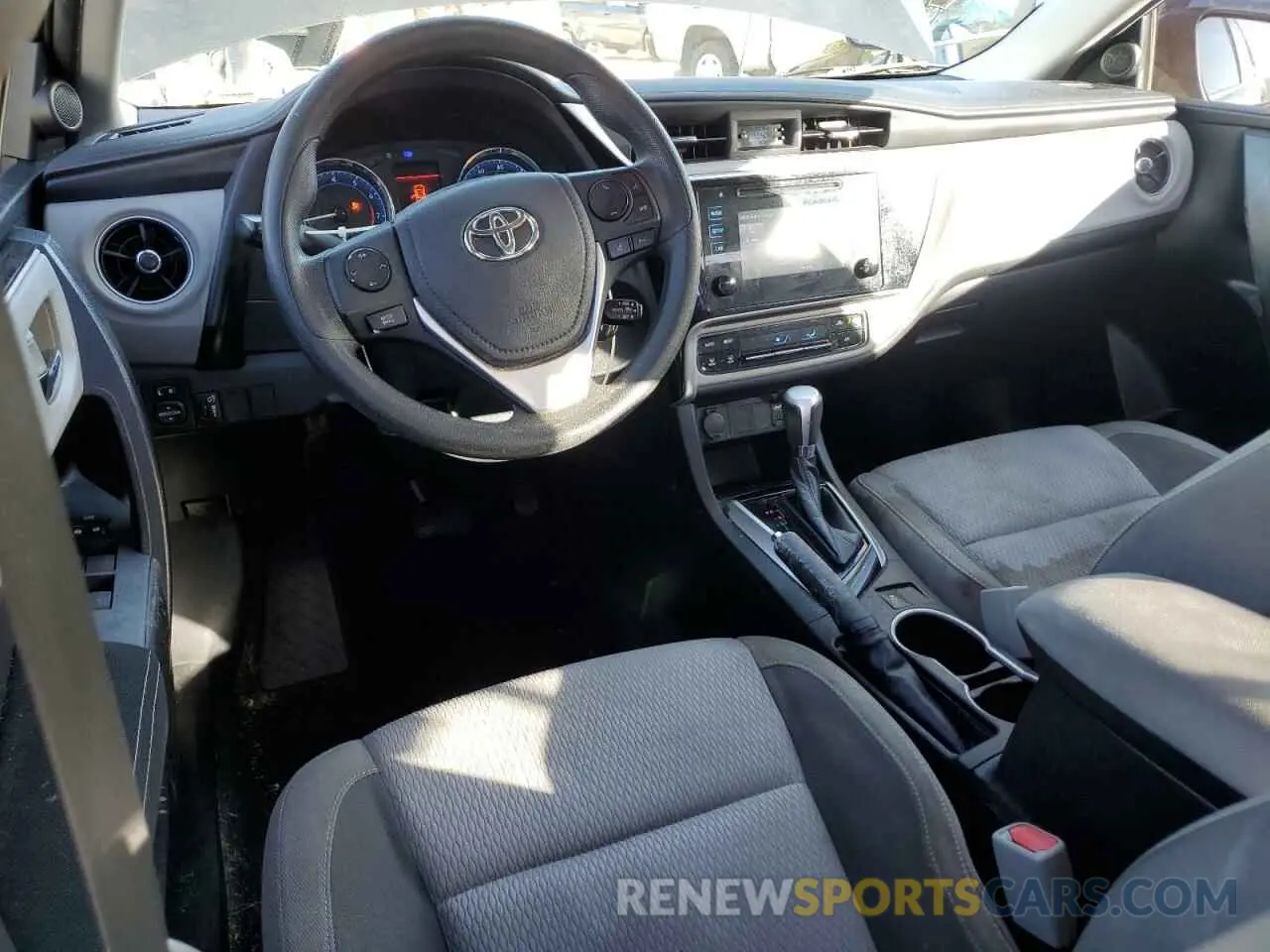 8 fotografías del automóvil dañado 5YFBURHE7KP859676 TOYOTA COROLLA 2019