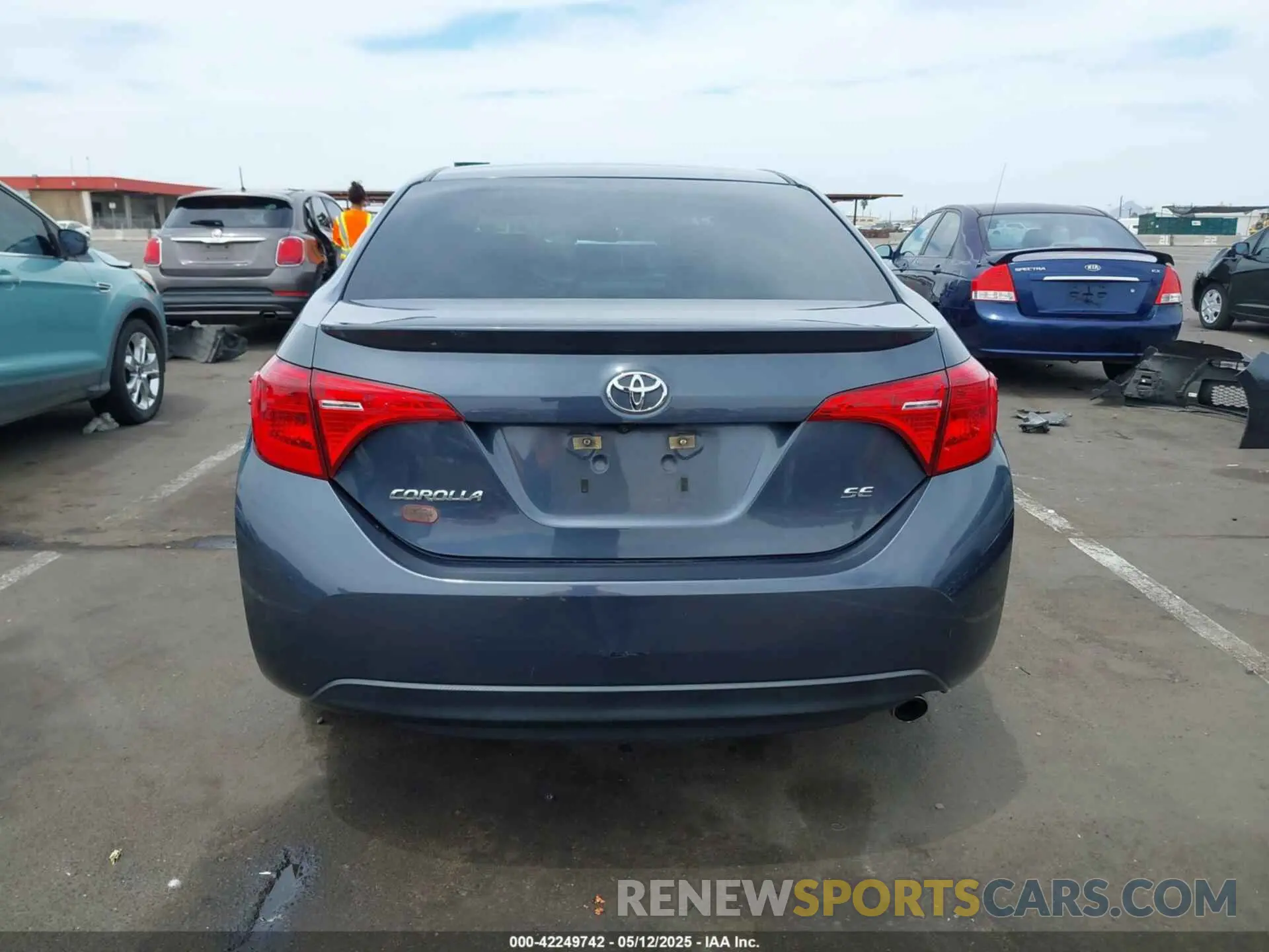 17 fotografías del automóvil dañado 5YFBURHE7KP879801 TOYOTA COROLLA 2019