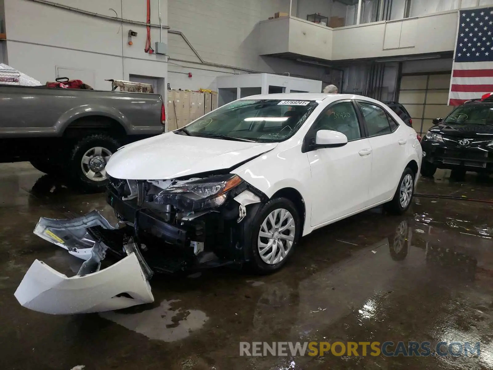 2 fotografías del automóvil dañado 5YFBURHE7KP892662 TOYOTA COROLLA 2019