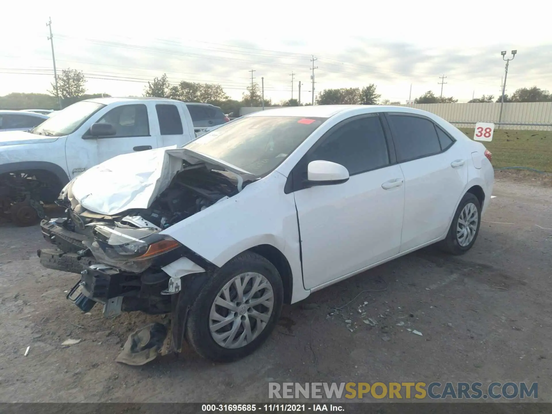 2 fotografías del automóvil dañado 5YFBURHE7KP909833 TOYOTA COROLLA 2019