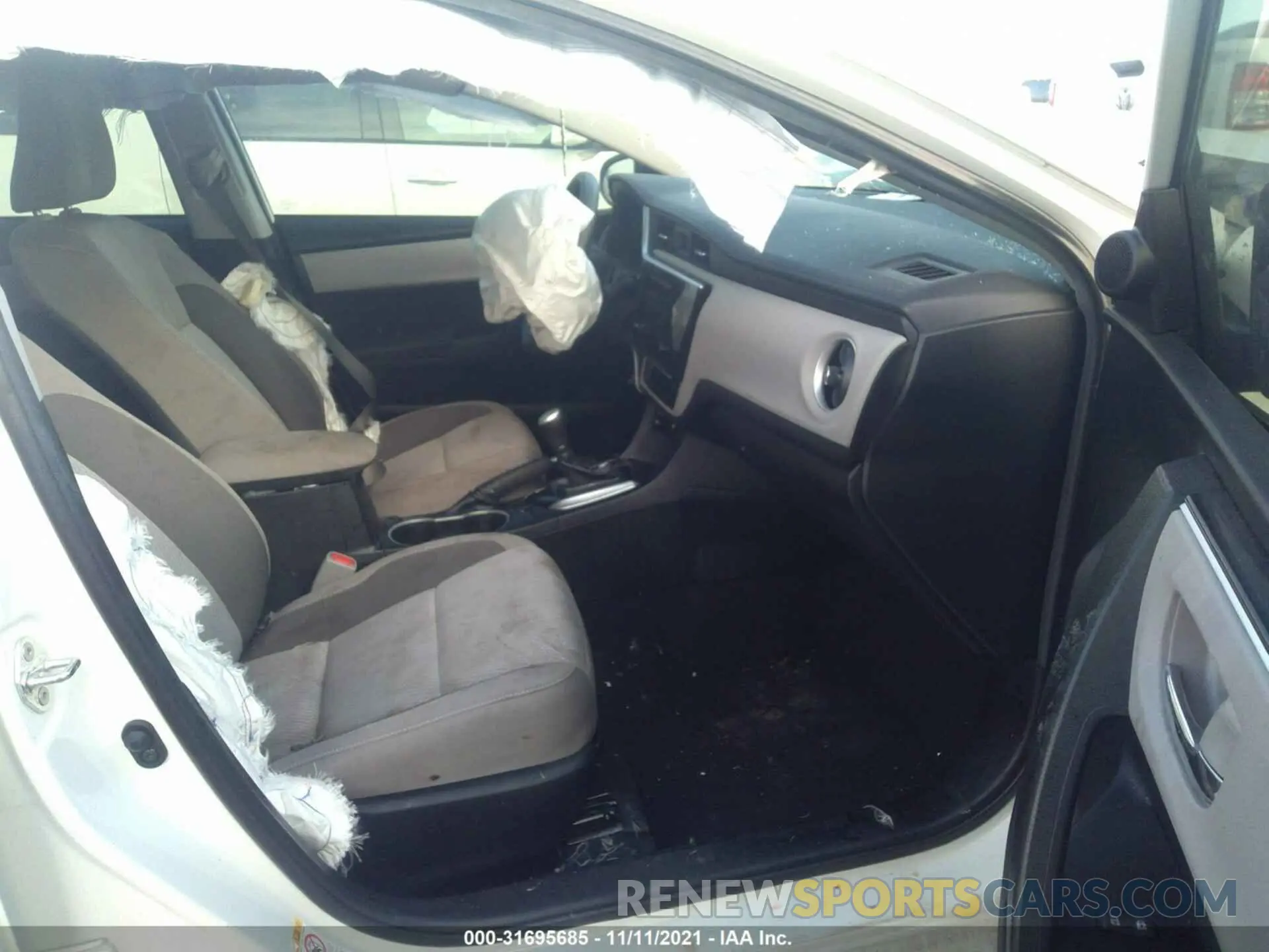 5 fotografías del automóvil dañado 5YFBURHE7KP909833 TOYOTA COROLLA 2019