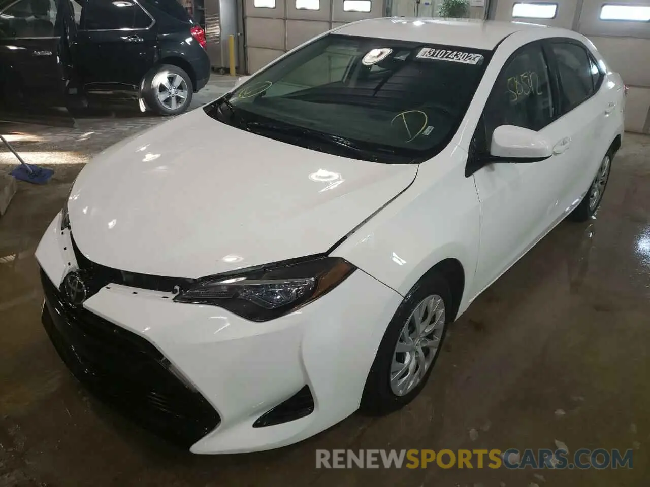 2 fotografías del automóvil dañado 5YFBURHE7KP928401 TOYOTA COROLLA 2019