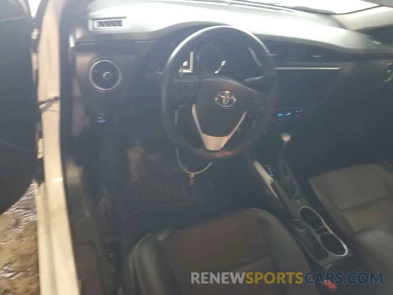 8 fotografías del automóvil dañado 5YFBURHE8KP868449 TOYOTA COROLLA 2019