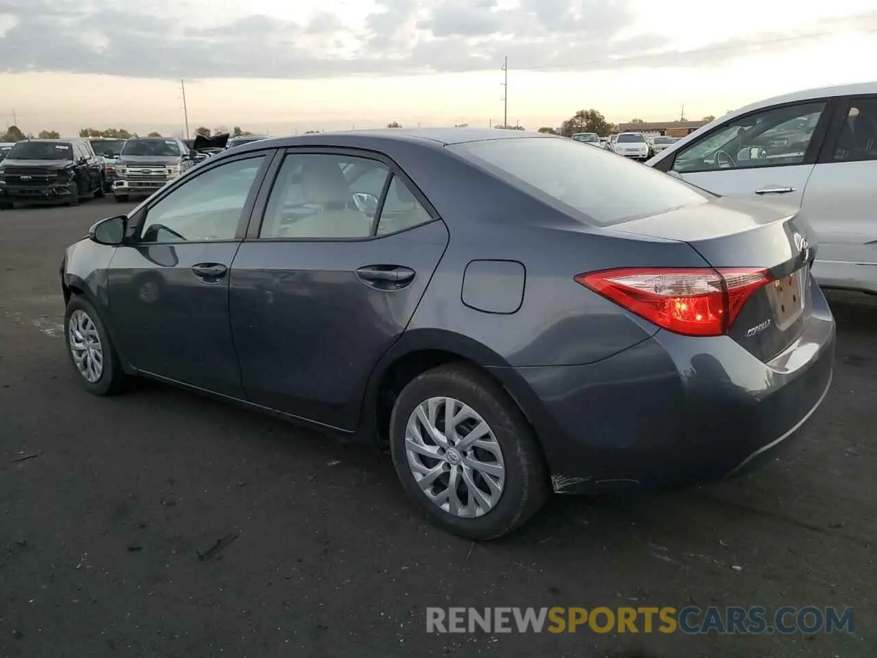 2 fotografías del automóvil dañado 5YFBURHE8KP872498 TOYOTA COROLLA 2019