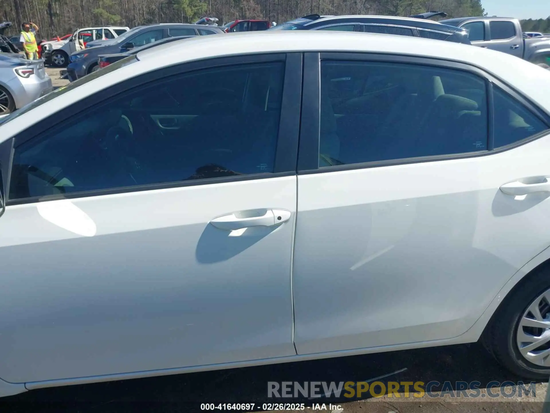 14 fotografías del automóvil dañado 5YFBURHE8KP902180 TOYOTA COROLLA 2019
