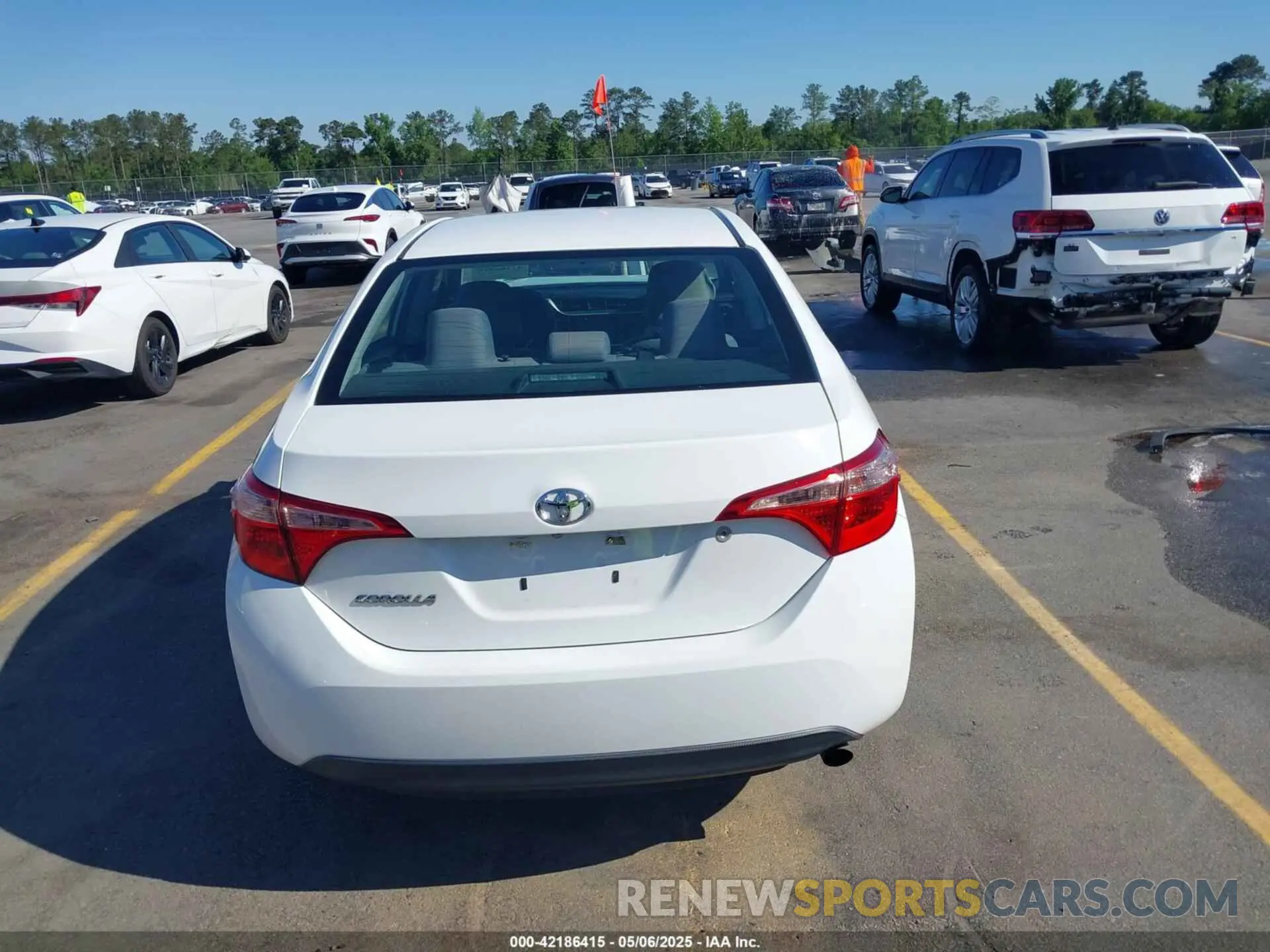 17 fotografías del automóvil dañado 5YFBURHE9KP886264 TOYOTA COROLLA 2019