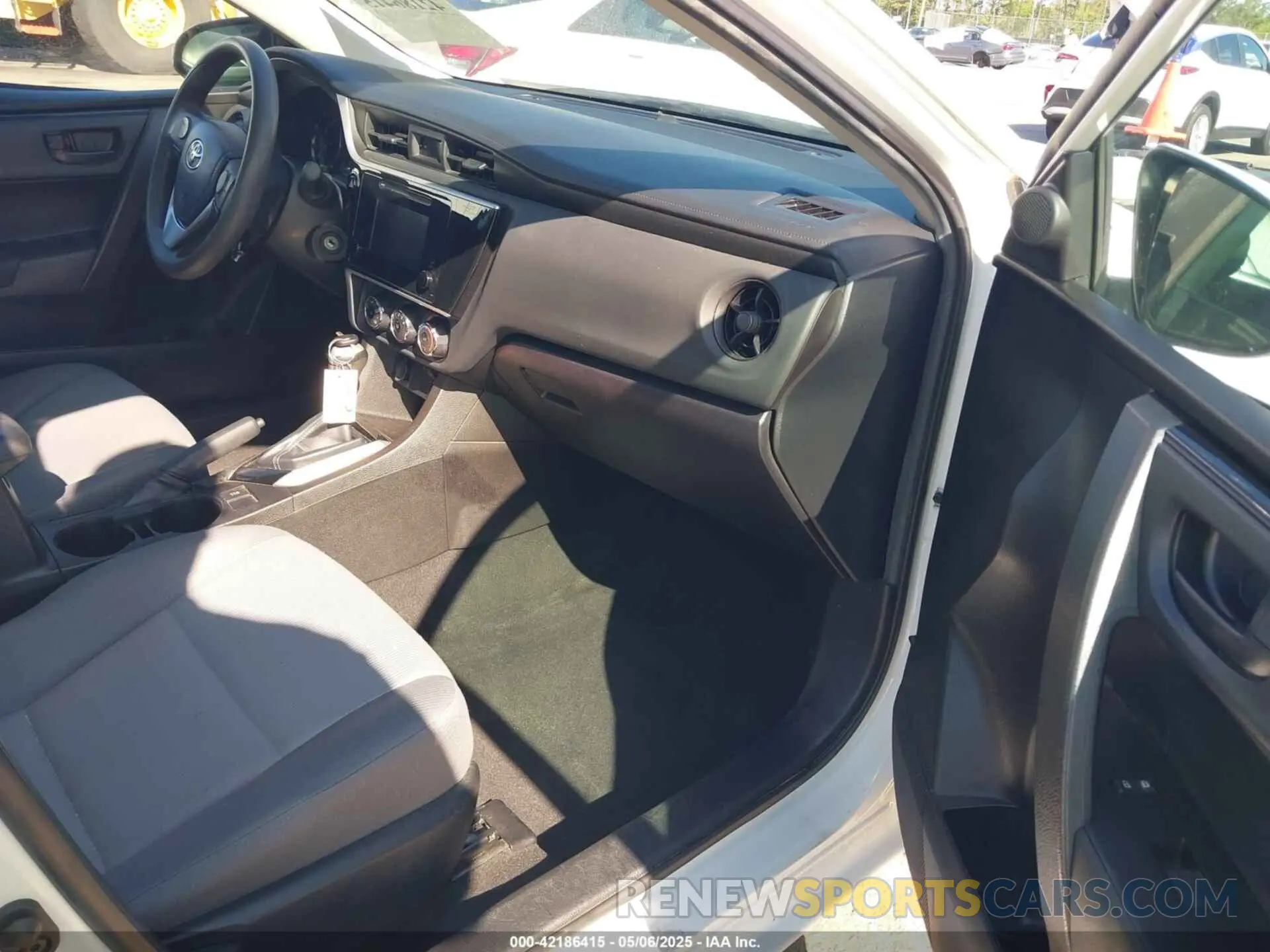 5 fotografías del automóvil dañado 5YFBURHE9KP886264 TOYOTA COROLLA 2019