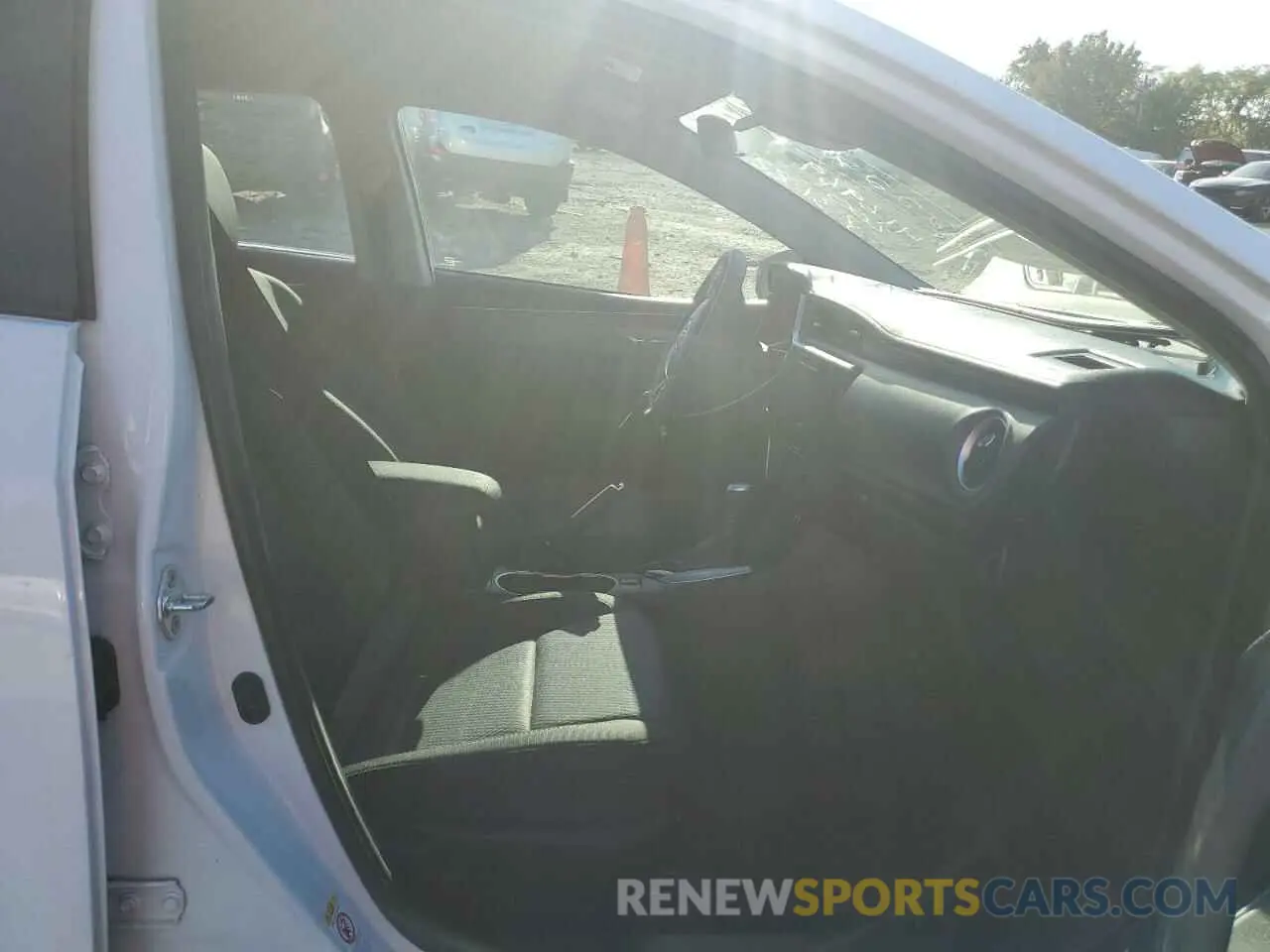 5 fotografías del automóvil dañado 5YFBURHE9KP940369 TOYOTA COROLLA 2019