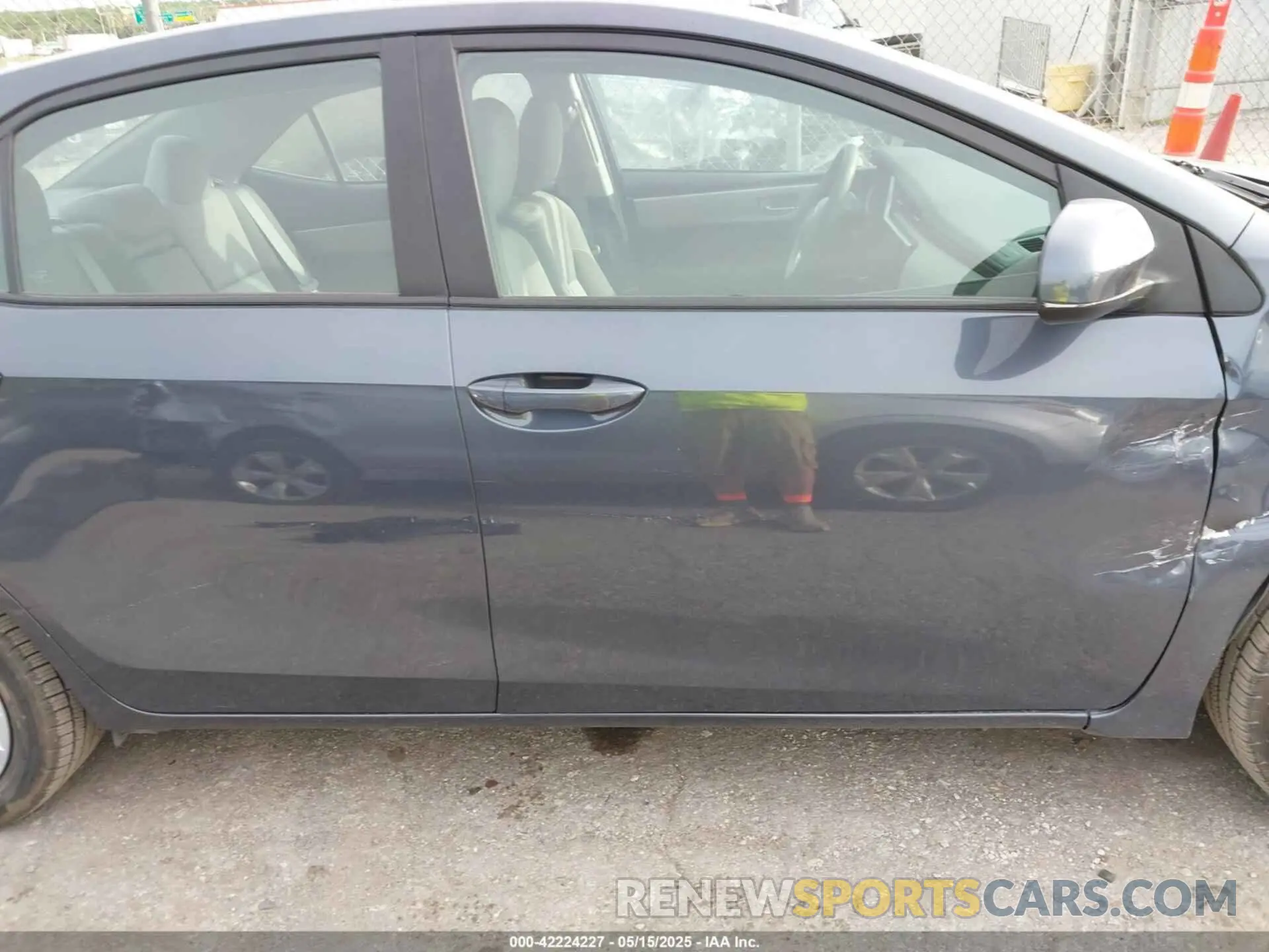14 fotografías del automóvil dañado 5YFBURHEXKP863852 TOYOTA COROLLA 2019
