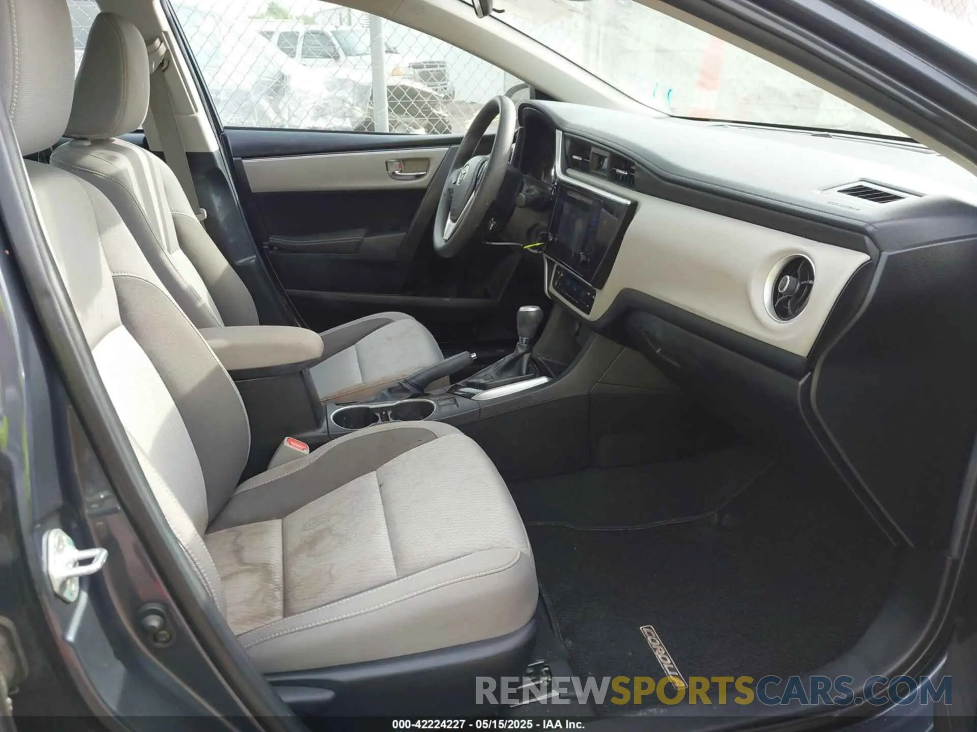 5 fotografías del automóvil dañado 5YFBURHEXKP863852 TOYOTA COROLLA 2019
