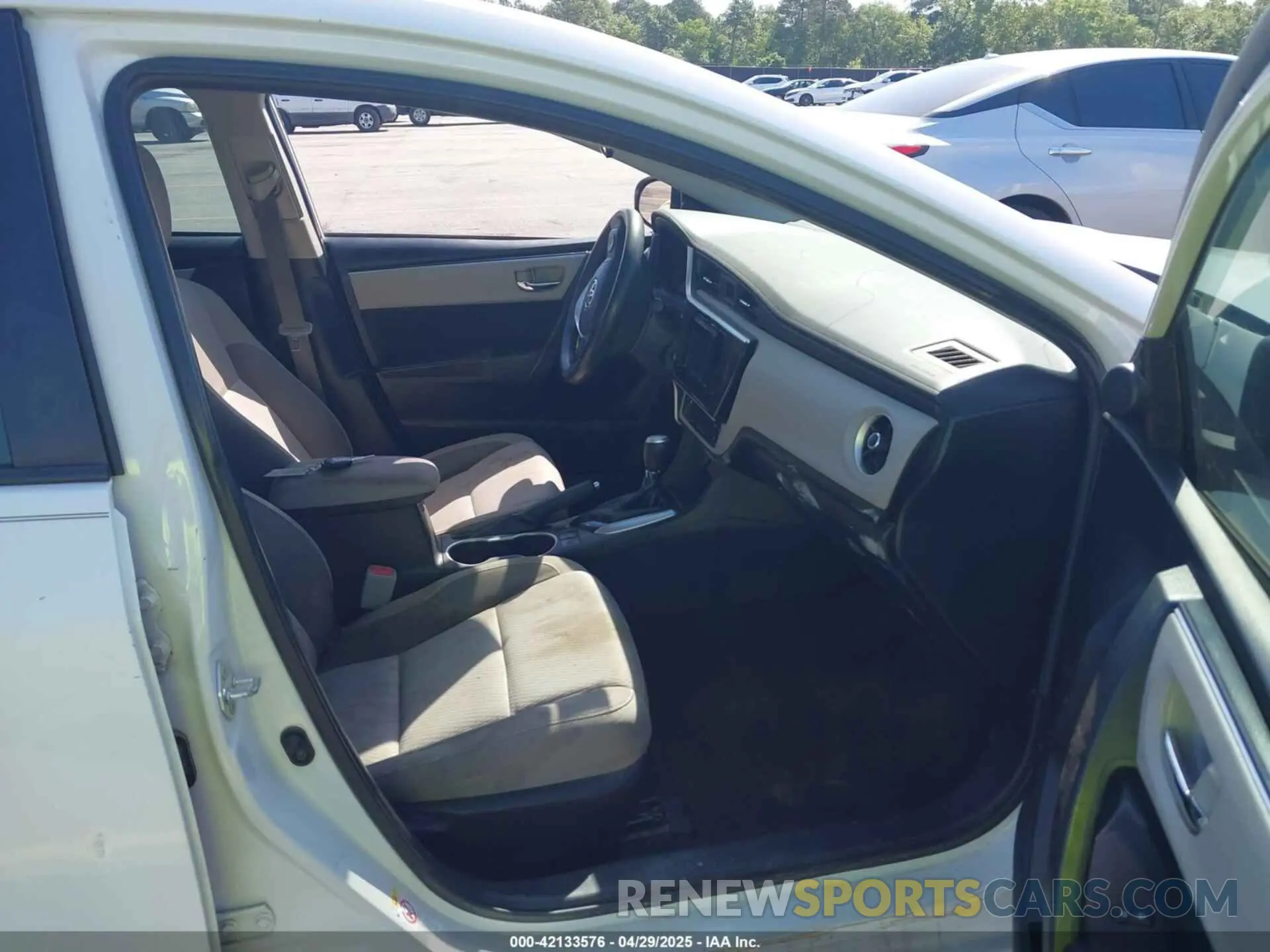 5 fotografías del automóvil dañado 5YFBURHEXKP887648 TOYOTA COROLLA 2019