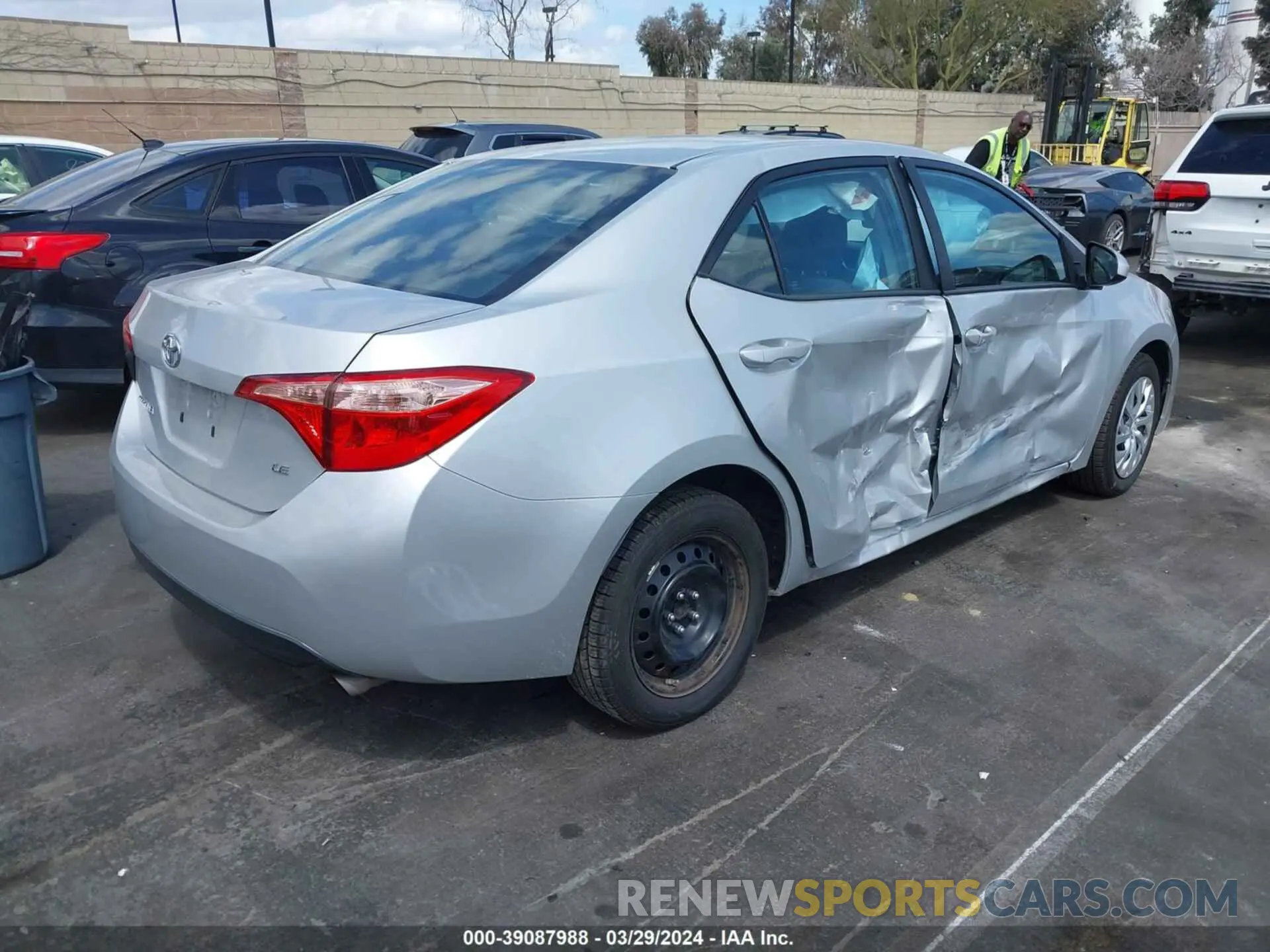 4 fotografías del automóvil dañado 5YFBURHEXKP901130 TOYOTA COROLLA 2019