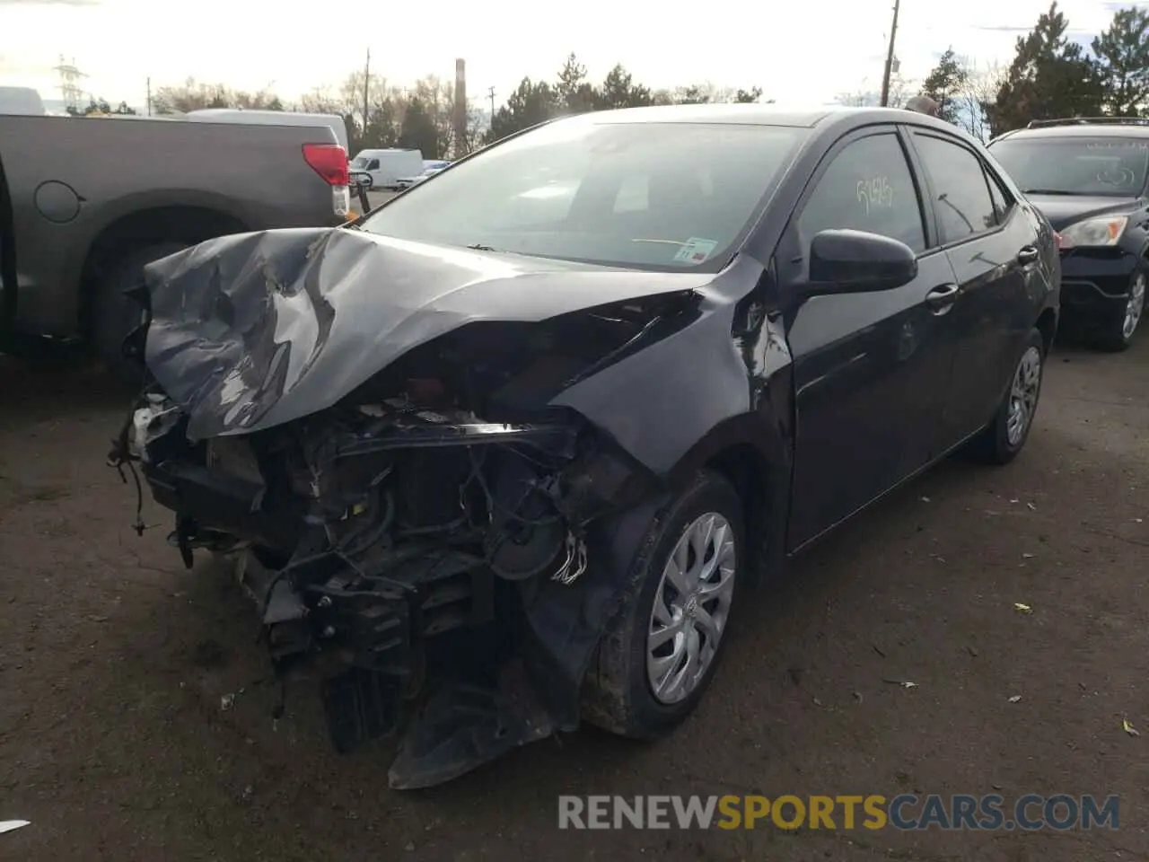 2 fotografías del automóvil dañado 5YFBURHEXKP906070 TOYOTA COROLLA 2019