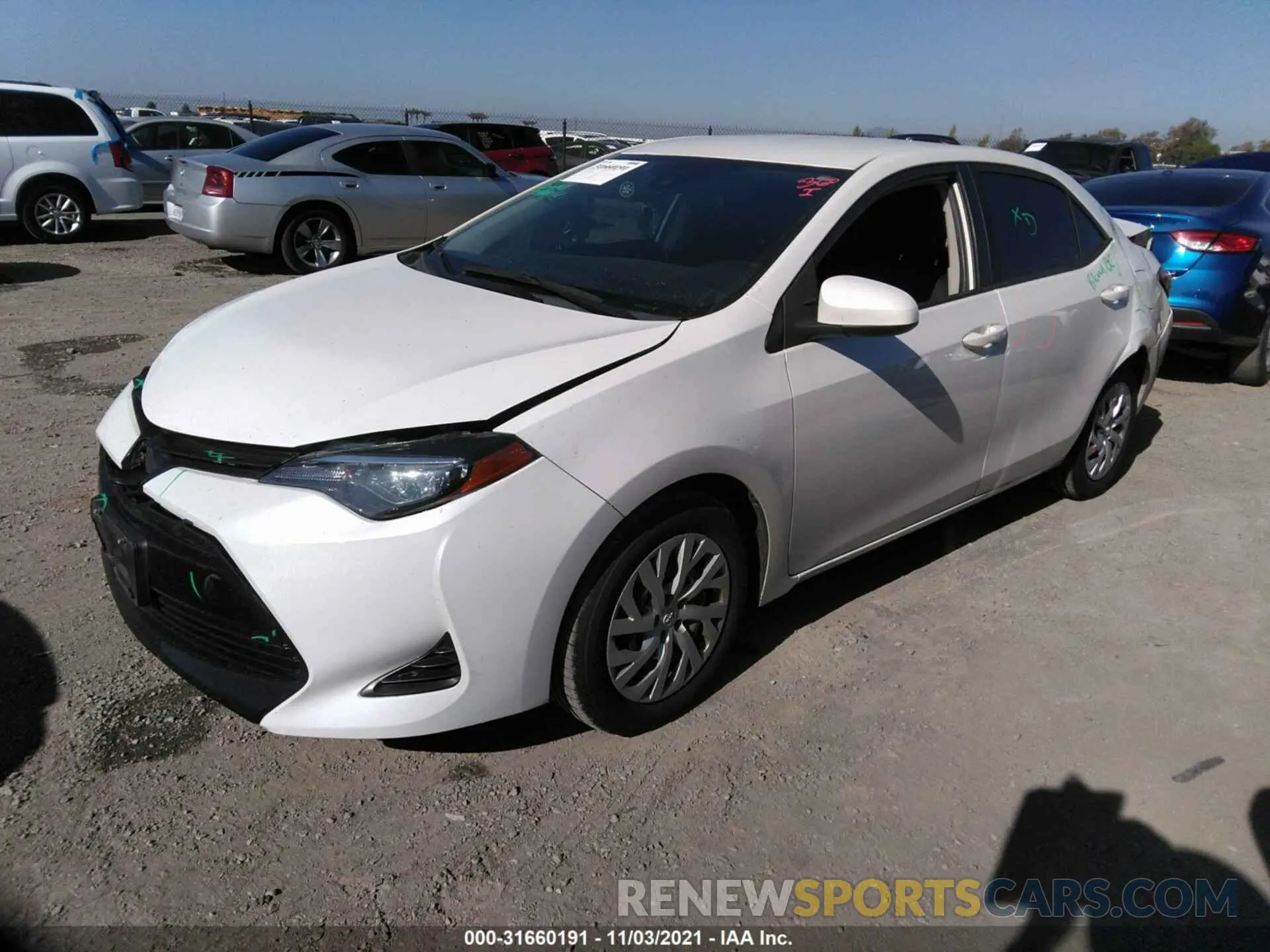 2 fotografías del automóvil dañado 5YFBURHEXKP923385 TOYOTA COROLLA 2019