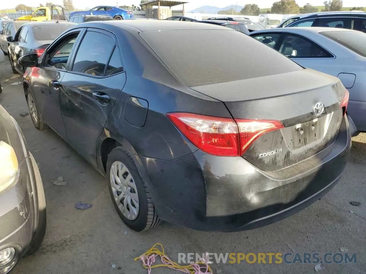 2 fotografías del automóvil dañado 5YFBURHEXKP934158 TOYOTA COROLLA 2019