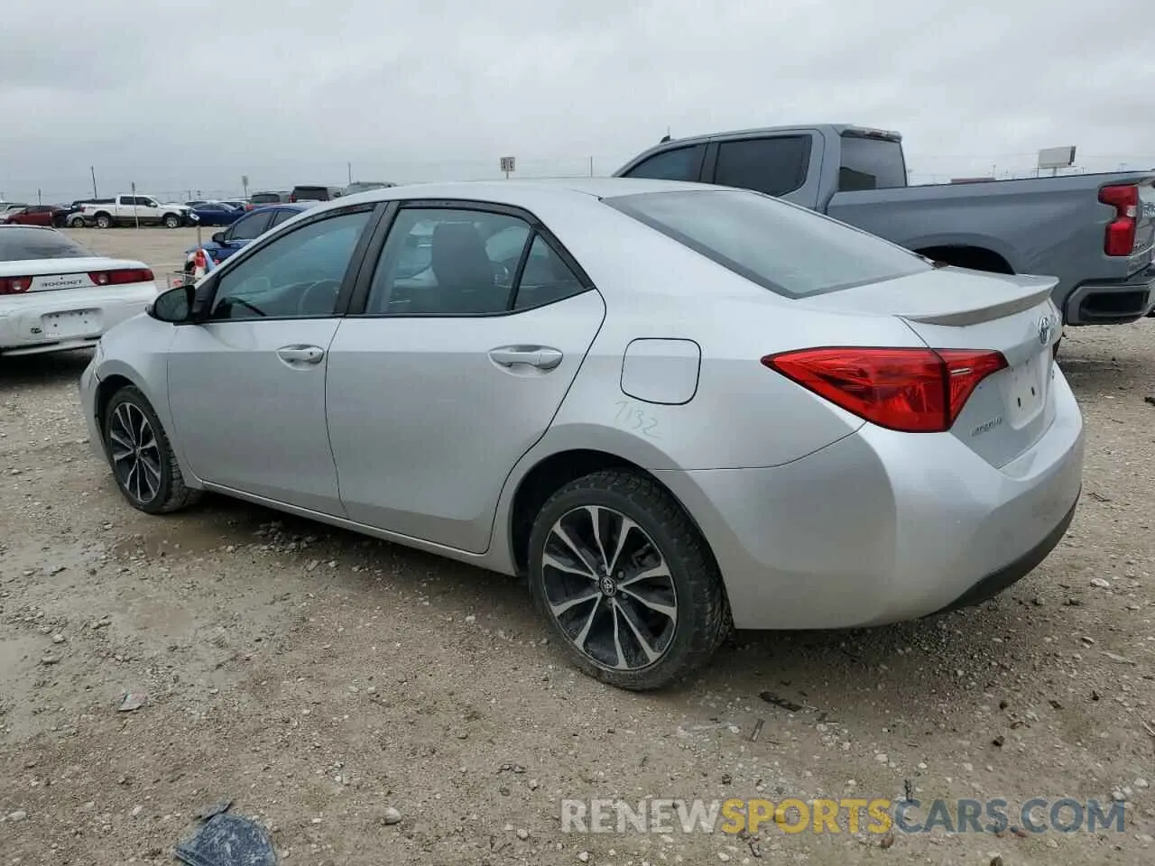 2 fotografías del automóvil dañado 5YFBURHEXKP940185 TOYOTA COROLLA 2019
