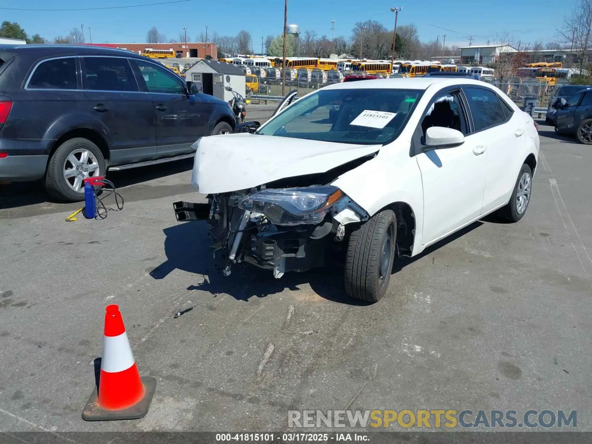2 fotografías del automóvil dañado 5YFBURHEXKP942874 TOYOTA COROLLA 2019