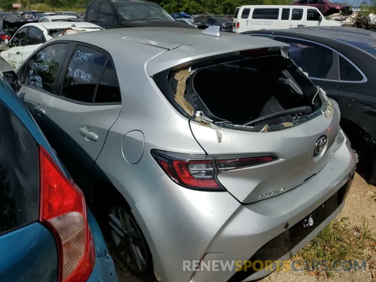 2 fotografías del automóvil dañado JTNK4RBE8K3013392 TOYOTA COROLLA 2019