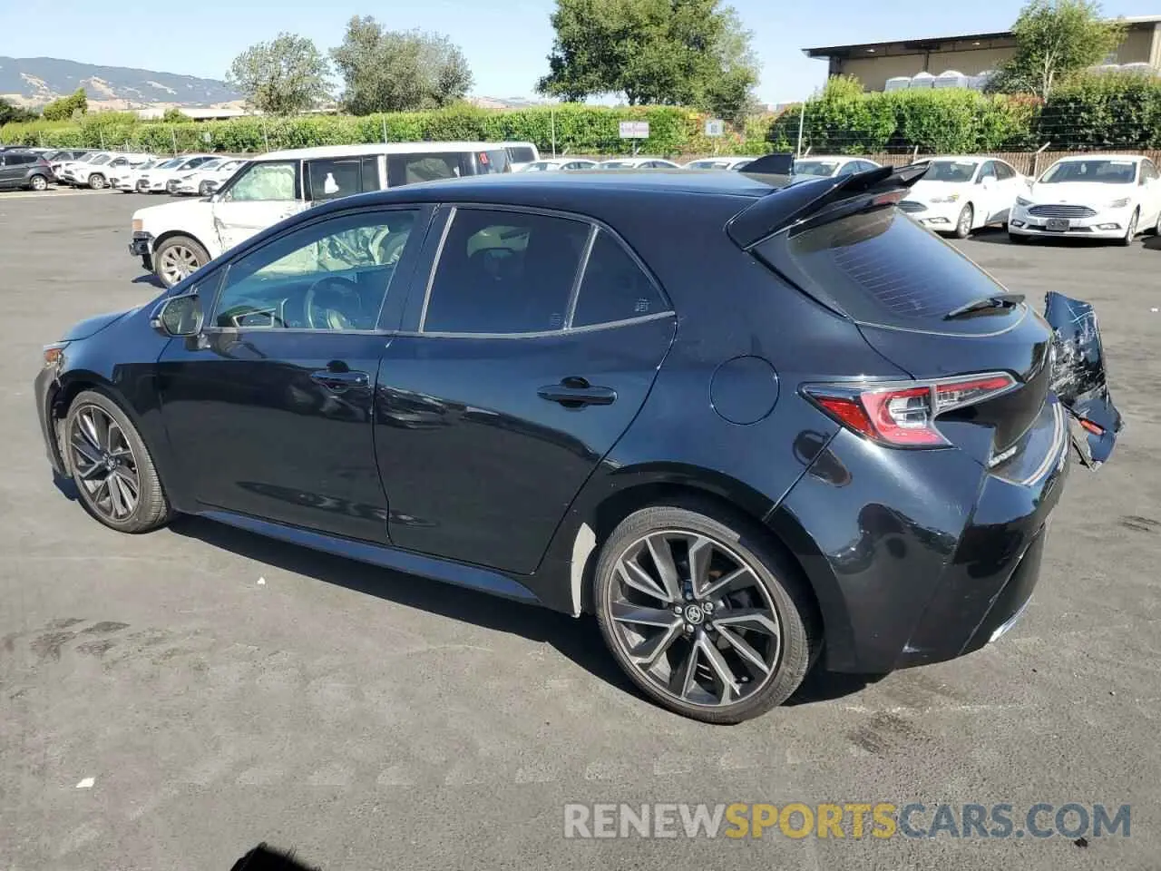 2 fotografías del automóvil dañado JTNK4RBE8K3015630 TOYOTA COROLLA 2019