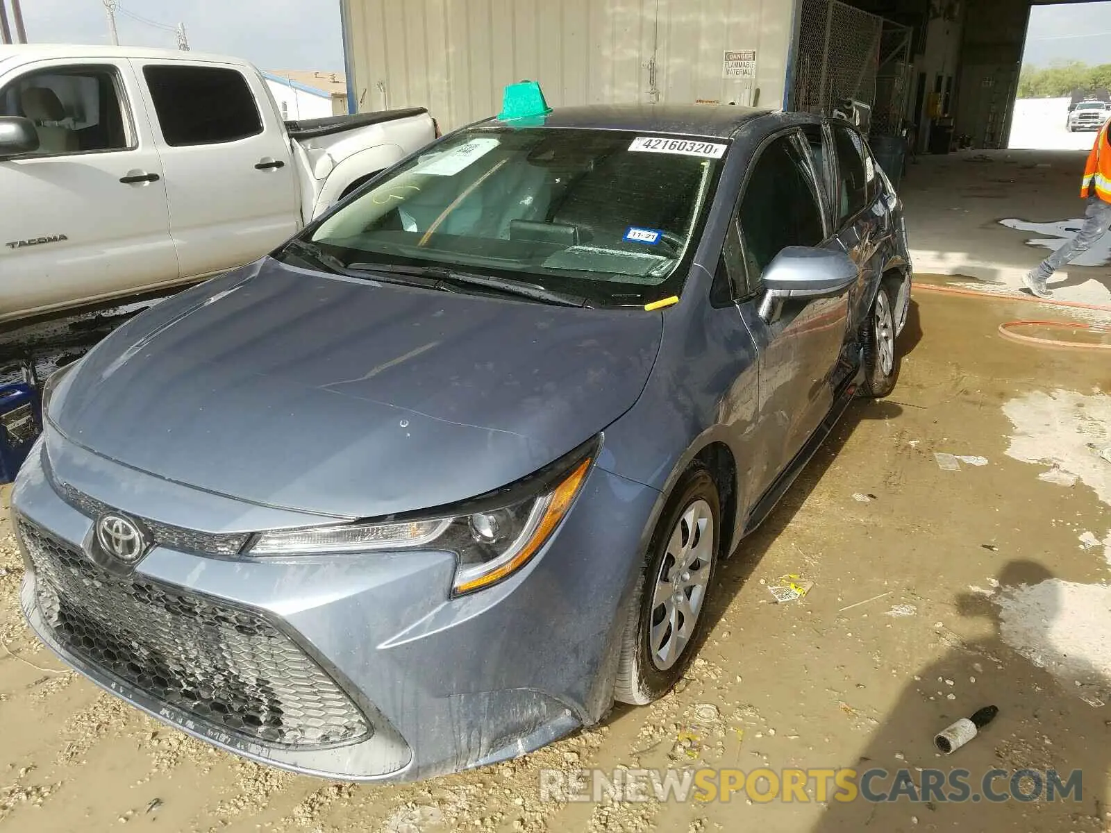 2 fotografías del automóvil dañado 5YFEPRAE0LP087618 TOYOTA COROLLA 2020