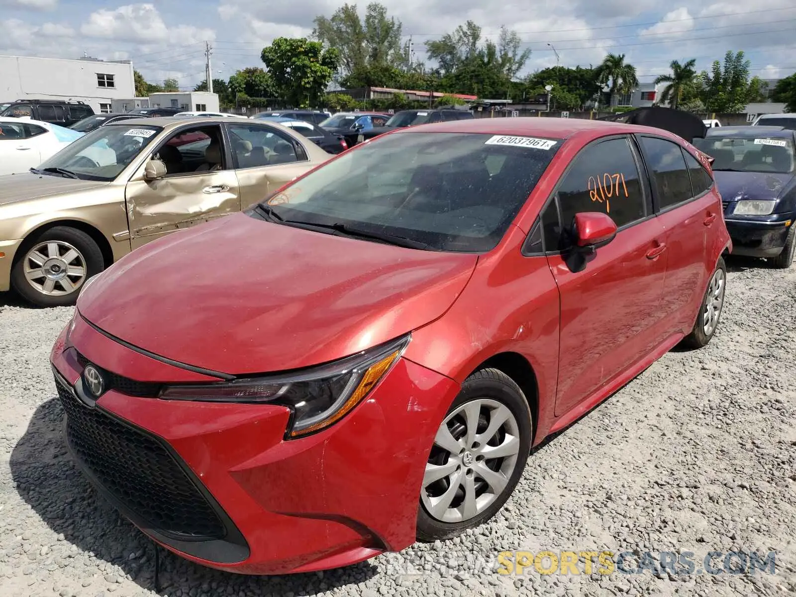 2 fotografías del automóvil dañado 5YFEPRAE2LP038176 TOYOTA COROLLA 2020