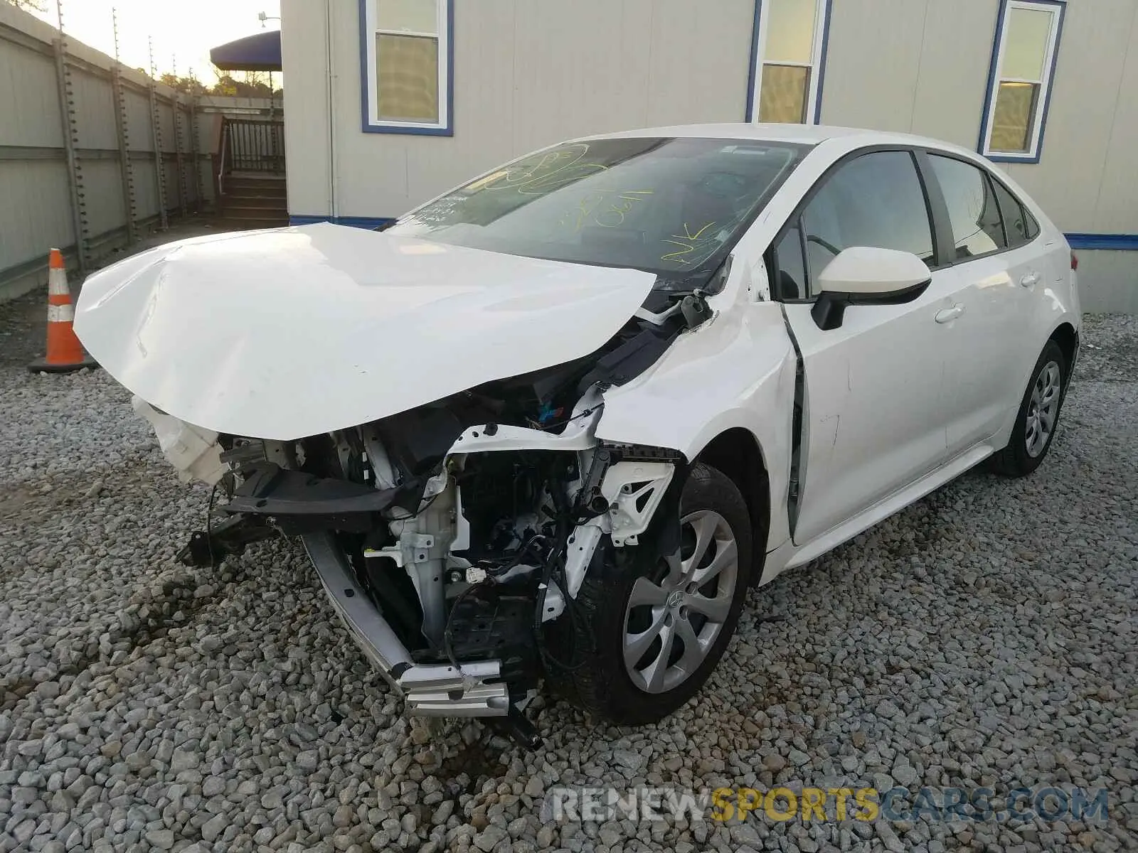 2 fotografías del automóvil dañado 5YFEPRAE6LP094475 TOYOTA COROLLA 2020