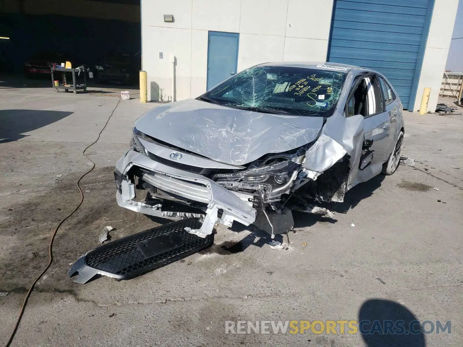 2 fotografías del automóvil dañado 5YFS4RCE1LP020602 TOYOTA COROLLA 2020